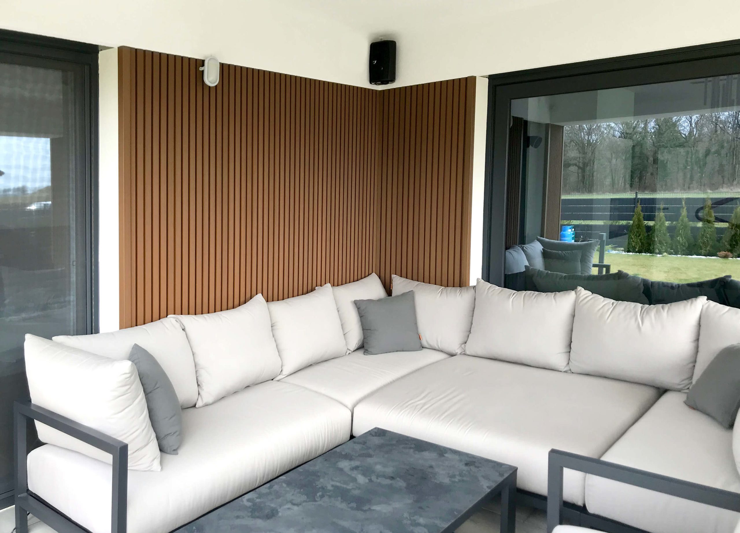 Lamelinis kampelis terasoje, Teak lamelinė lenta