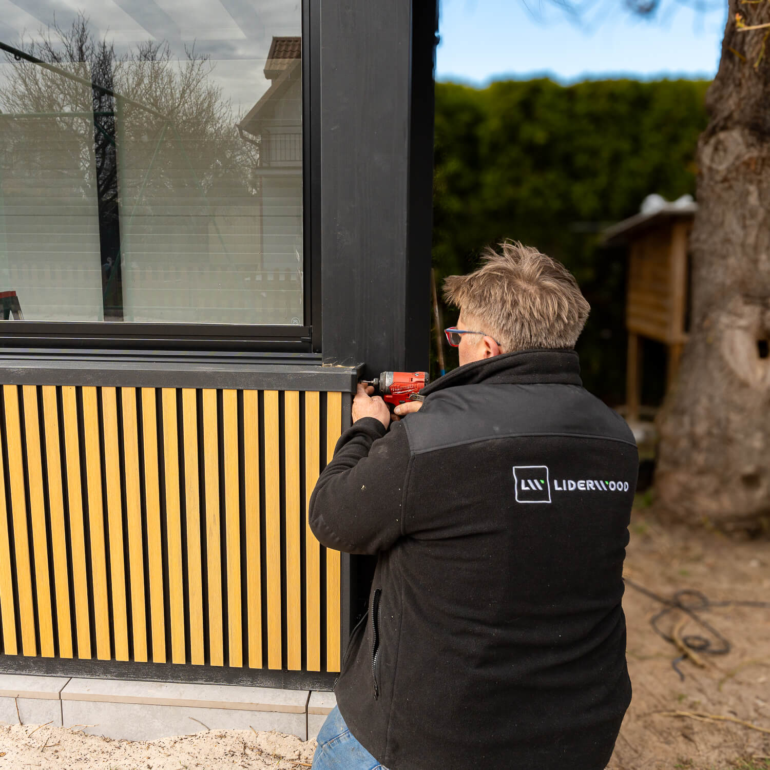 Moderni sodo konstrukcija iš kompozitinių lamelių Light Oak