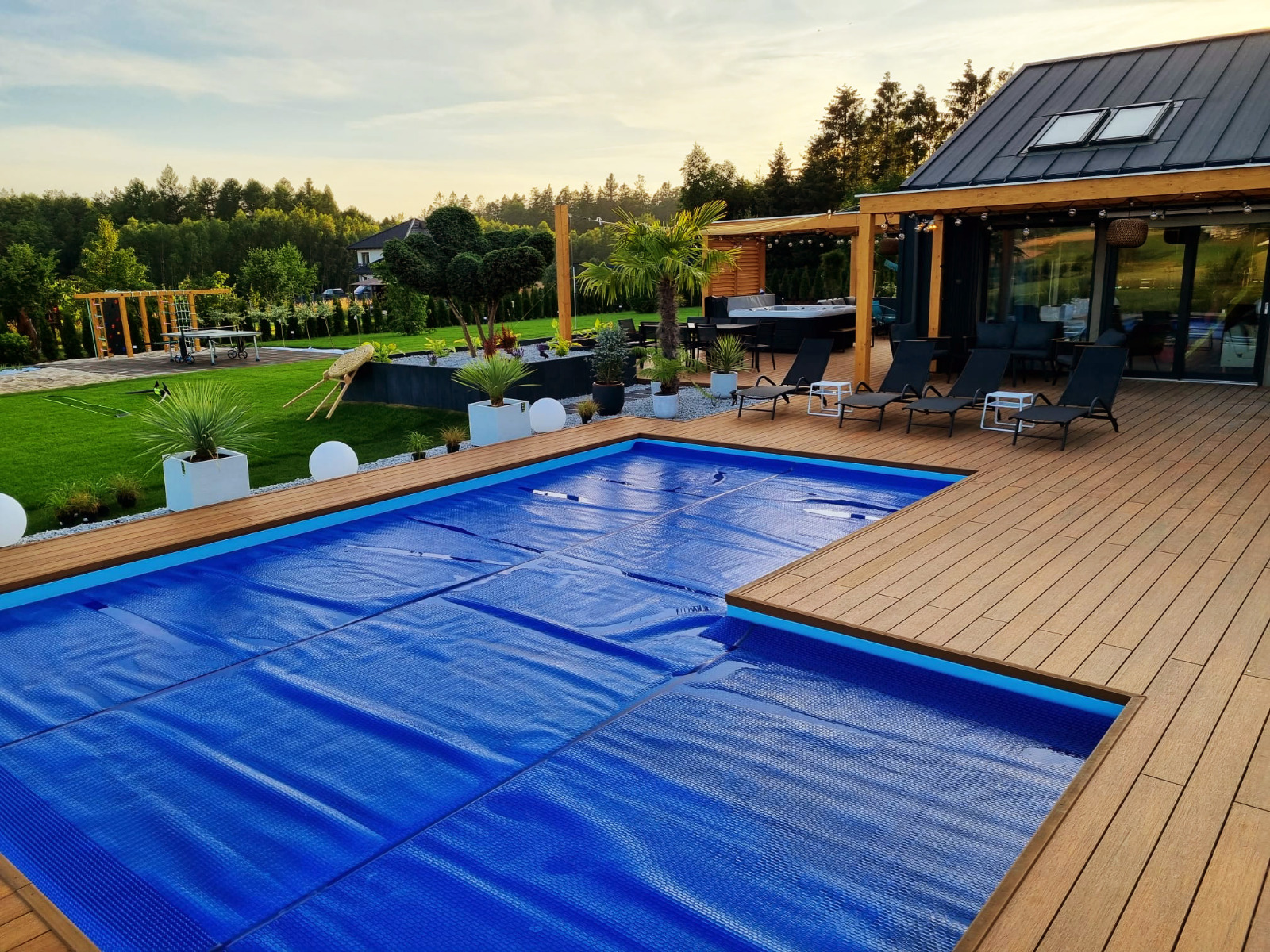 Prabangi terasa iš kompozitinės lentos Premium Amber su baseinu