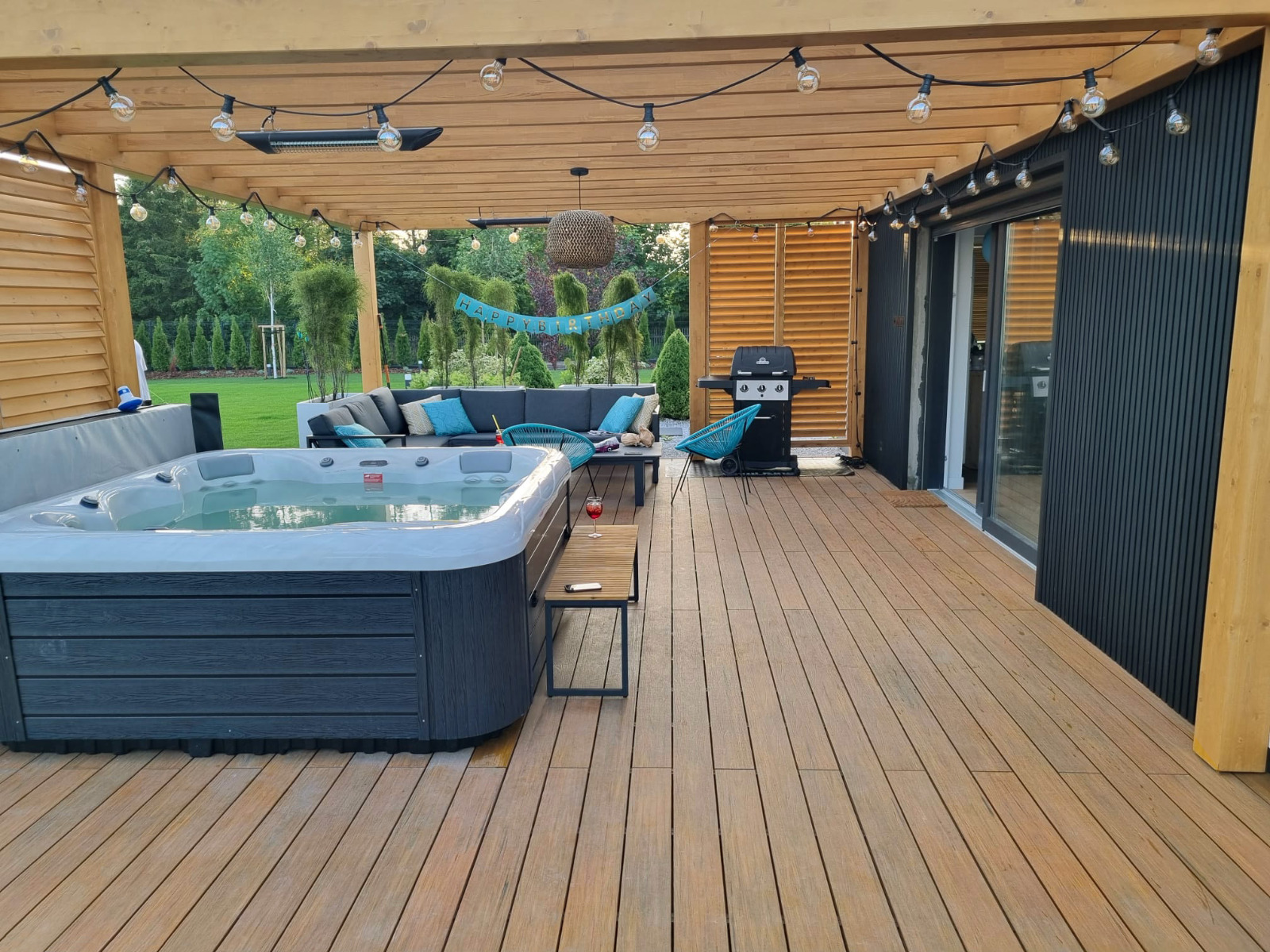 Prabangi terasa iš kompozitinės lentos Premium Amber su baseinu