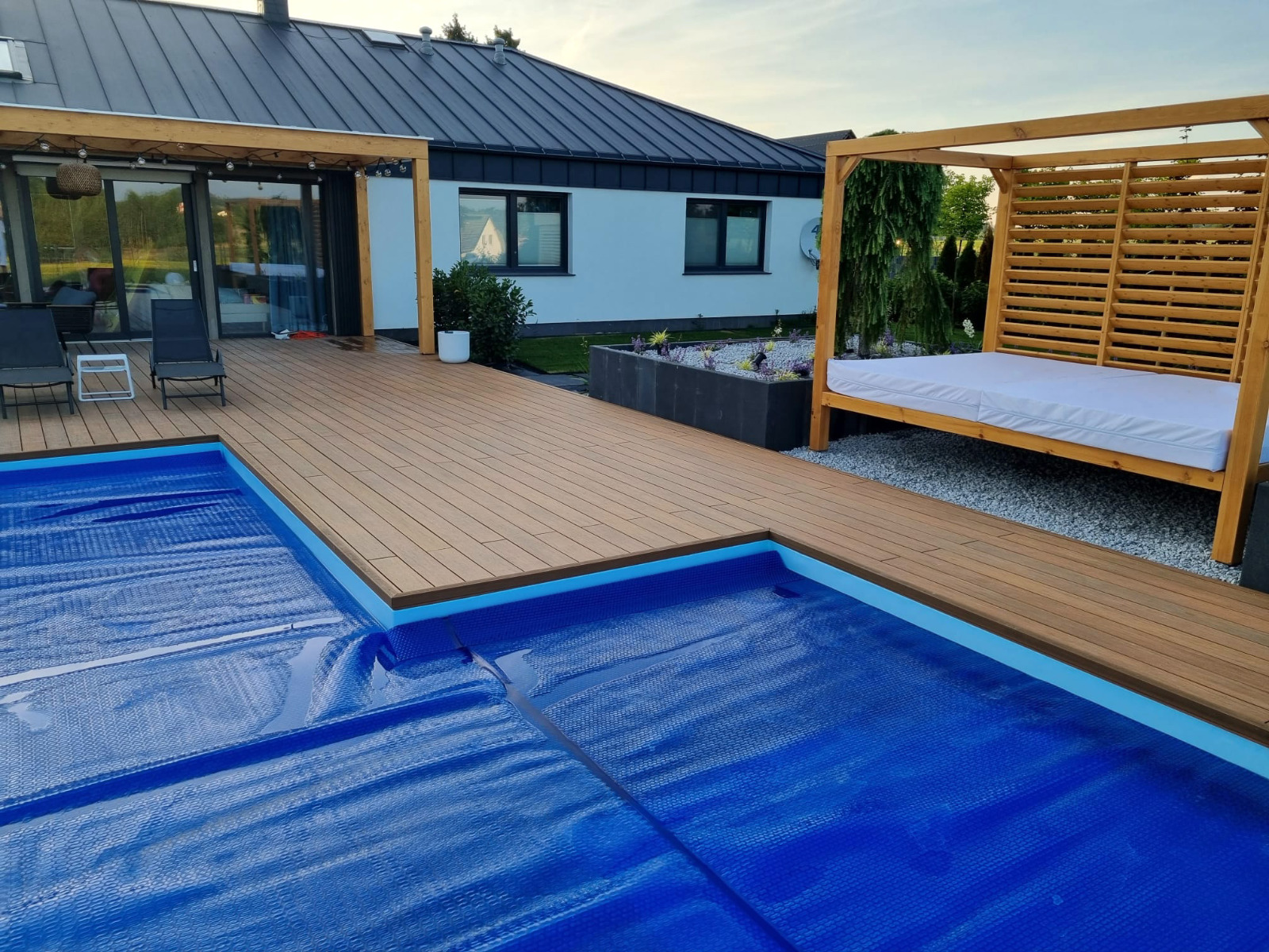 Prabangi terasa iš kompozitinės lentos Premium Amber su baseinu
