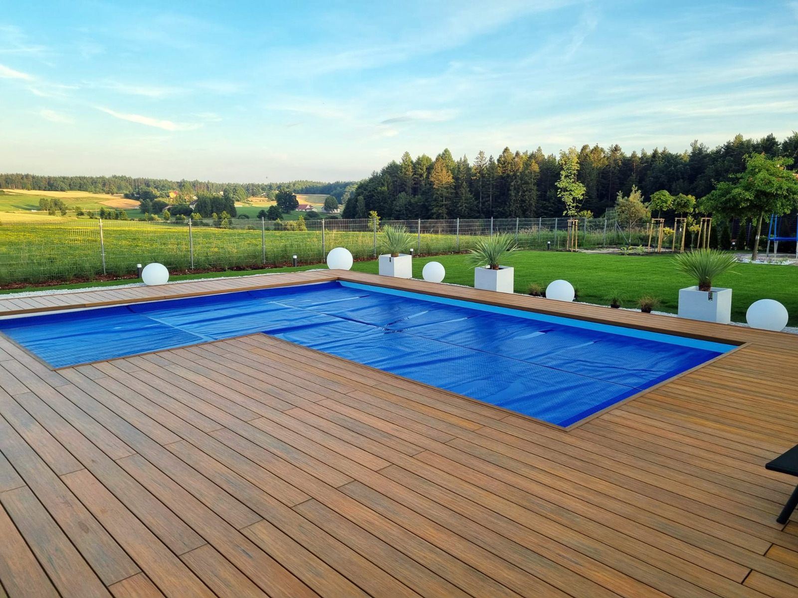 Prabangi terasa iš kompozitinės lentos Premium Amber su baseinu