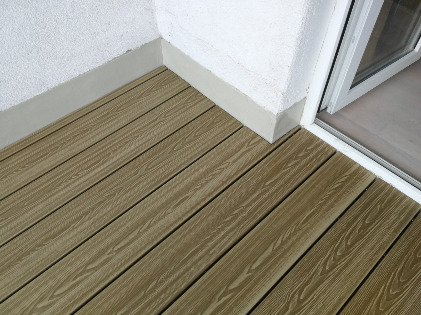 3D Medaus Teak balkonas – harmonija miesto erdvėje