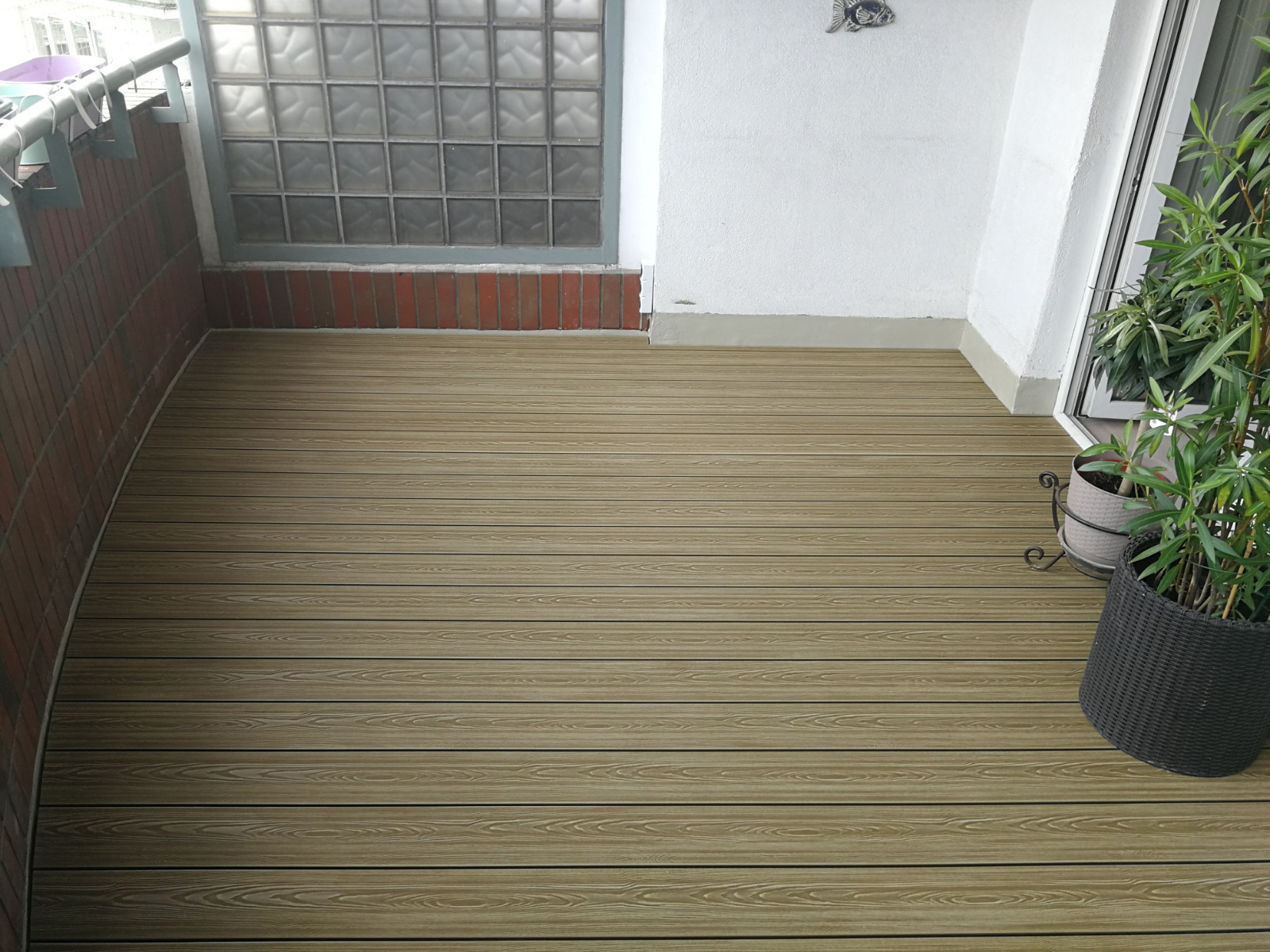 3D Medaus Teak balkonas – harmonija miesto erdvėje