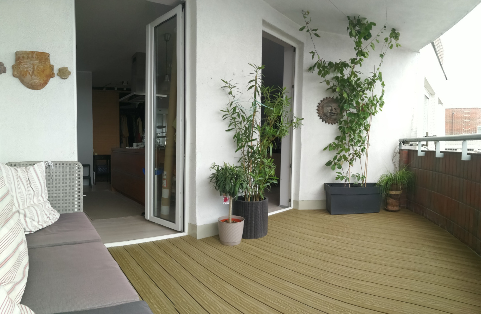 3D Medaus Teak balkonas – harmonija miesto erdvėje