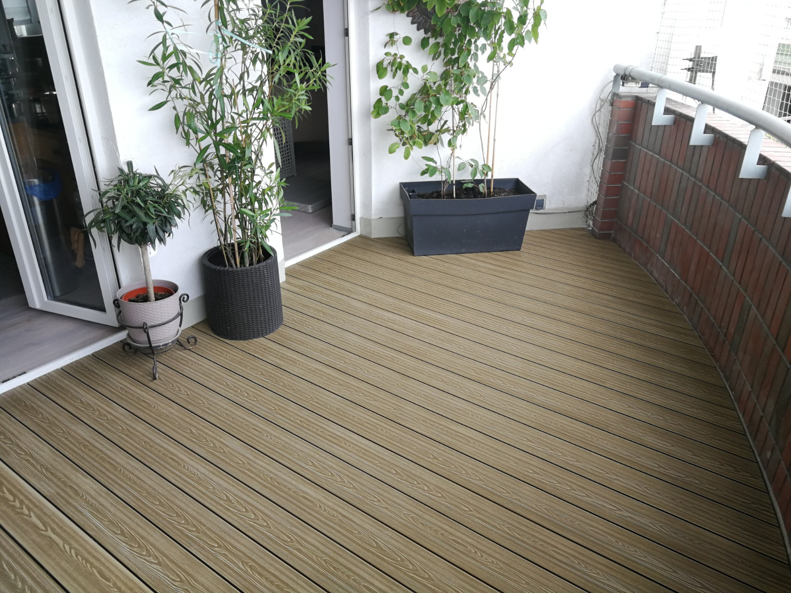 3D Medaus Teak balkonas – harmonija miesto erdvėje