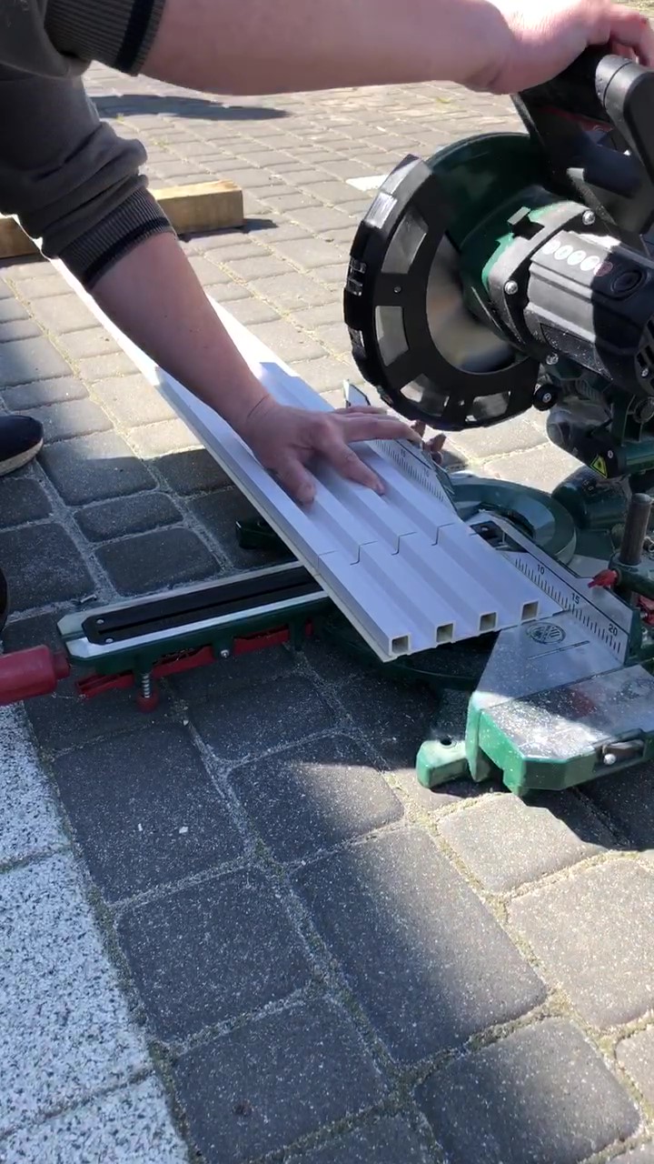 Vidaus sieninių lamelių montavimas – sieninės lamelės Satina Juoda ir Balta