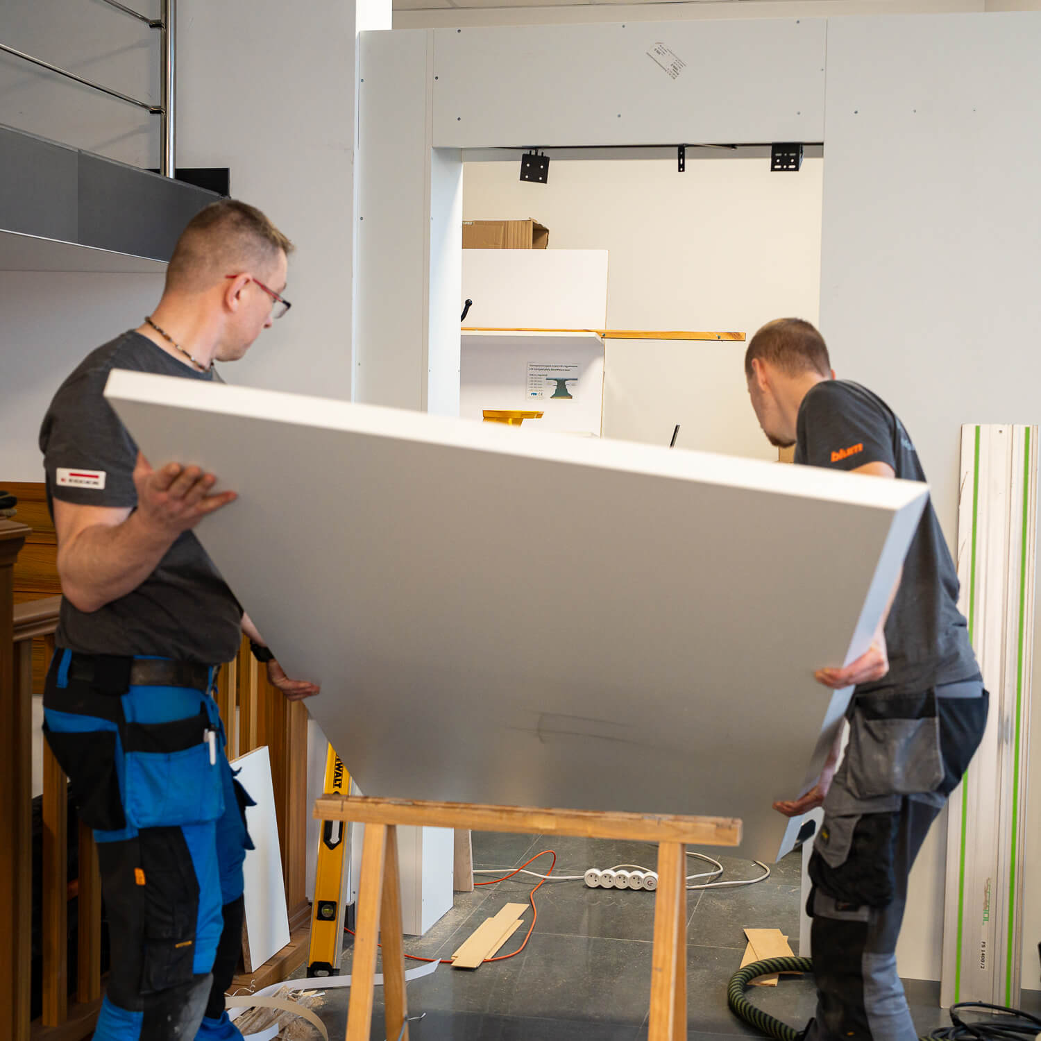 Paslėptų stumdomų durų sistema – montavimas Liderwood salone