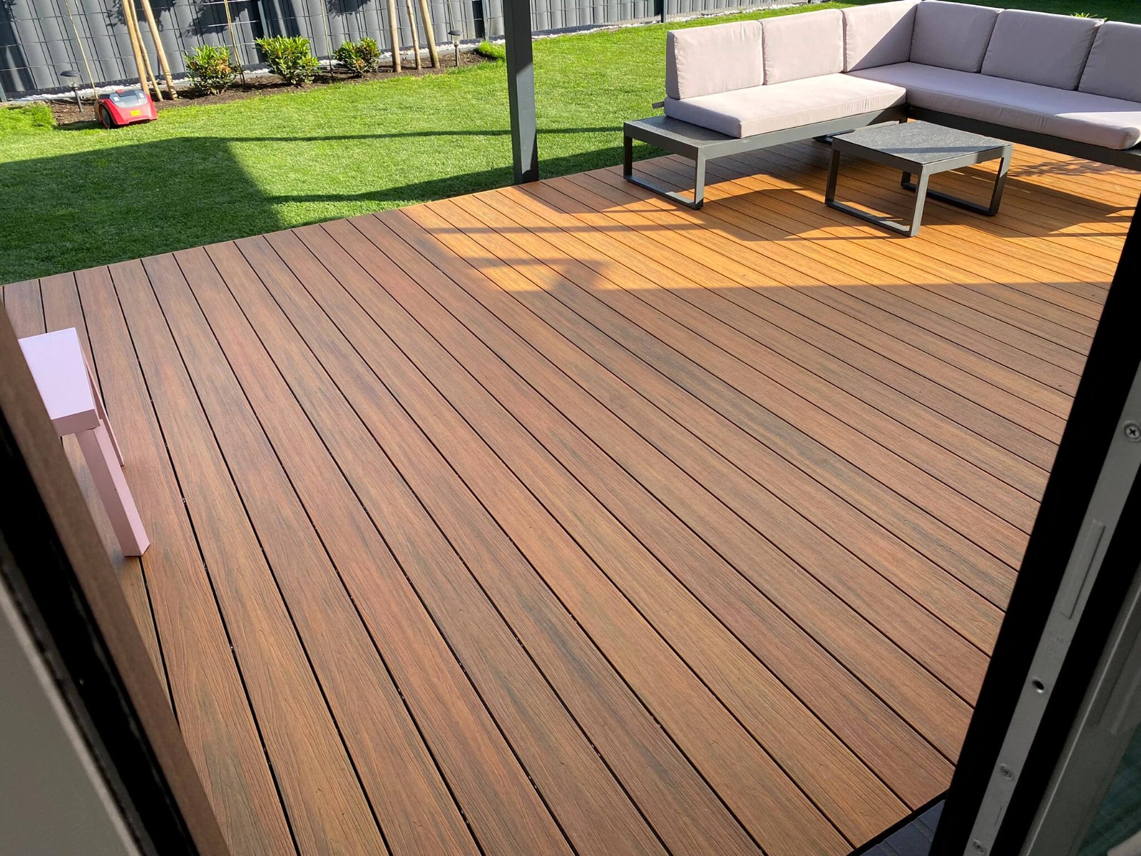 Uždengta terasa iš Premium Amber kompozitinių terasinių lentų