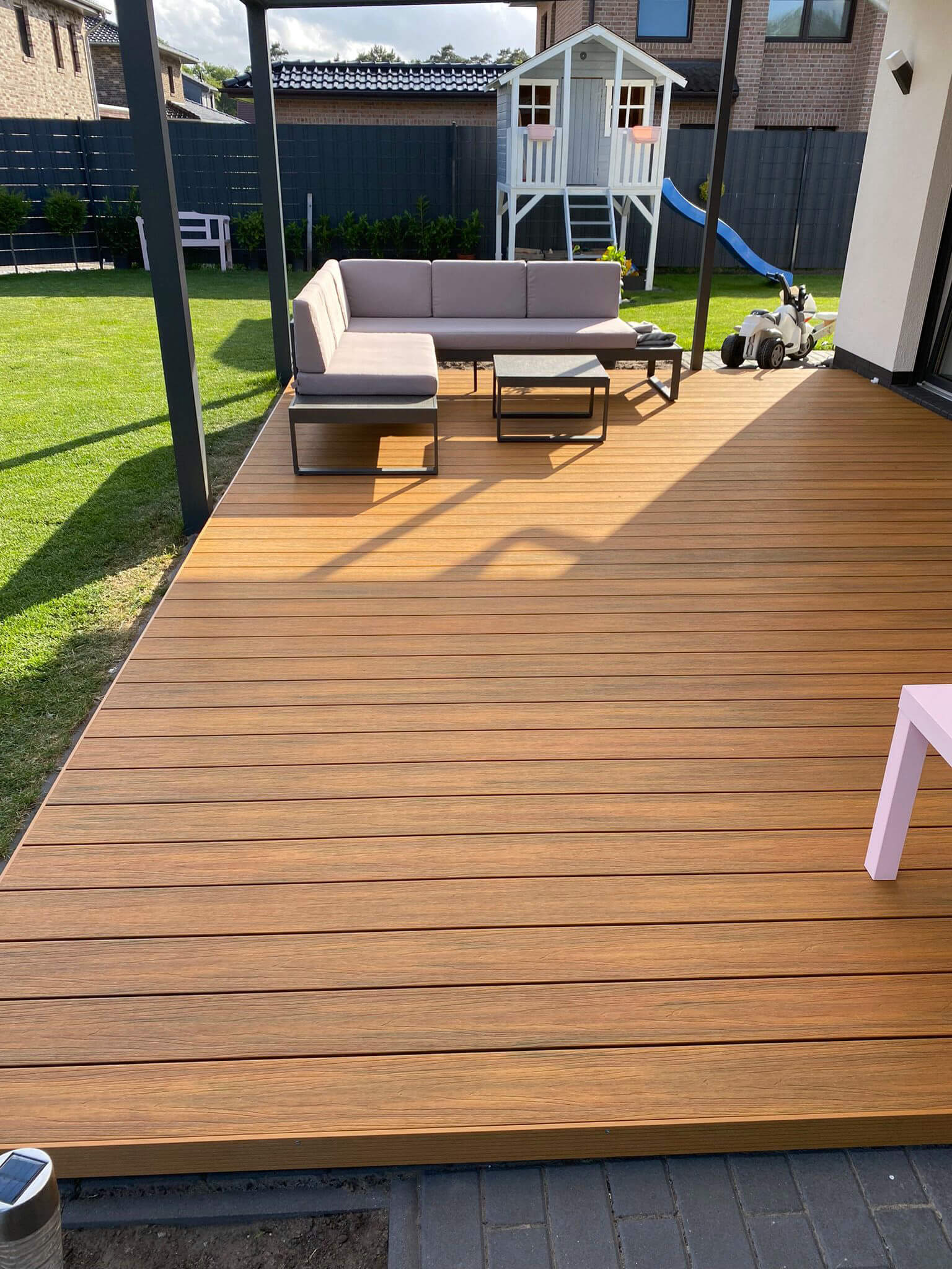 Uždengta terasa iš Premium Amber kompozitinių terasinių lentų