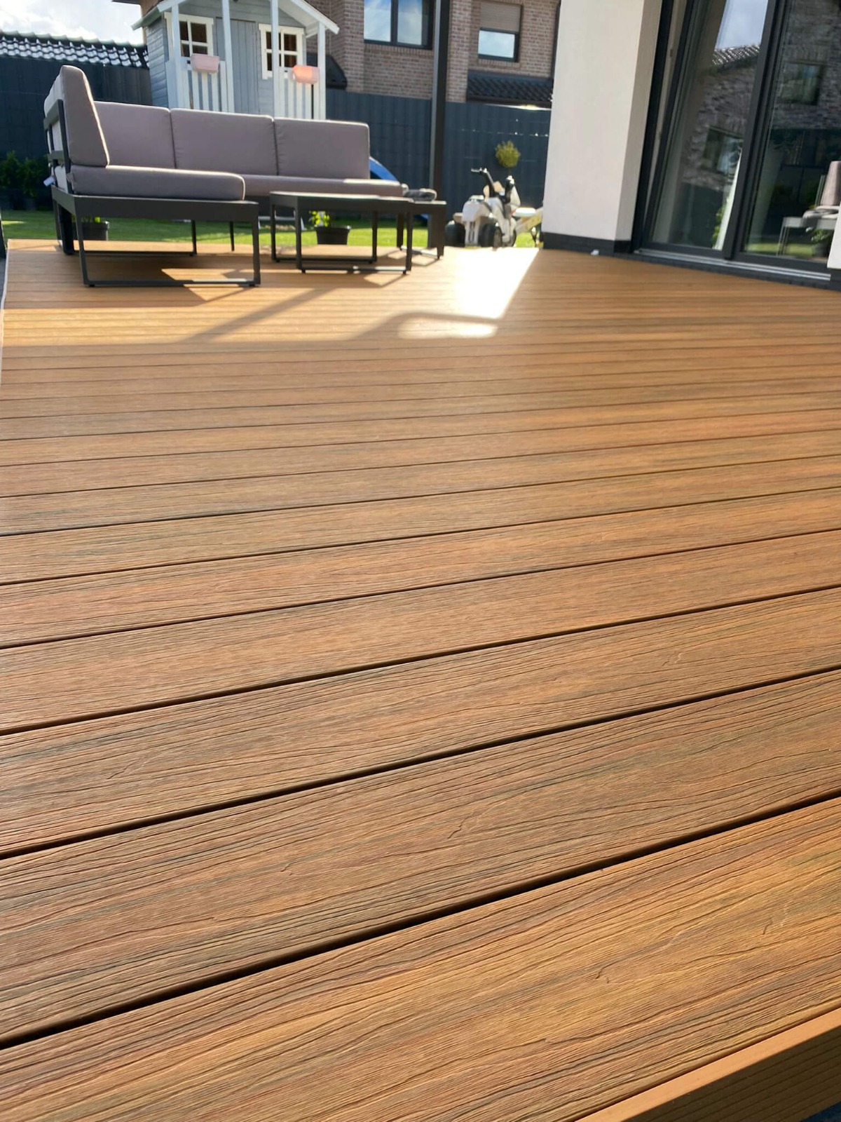 Uždengta terasa iš Premium Amber kompozitinių terasinių lentų