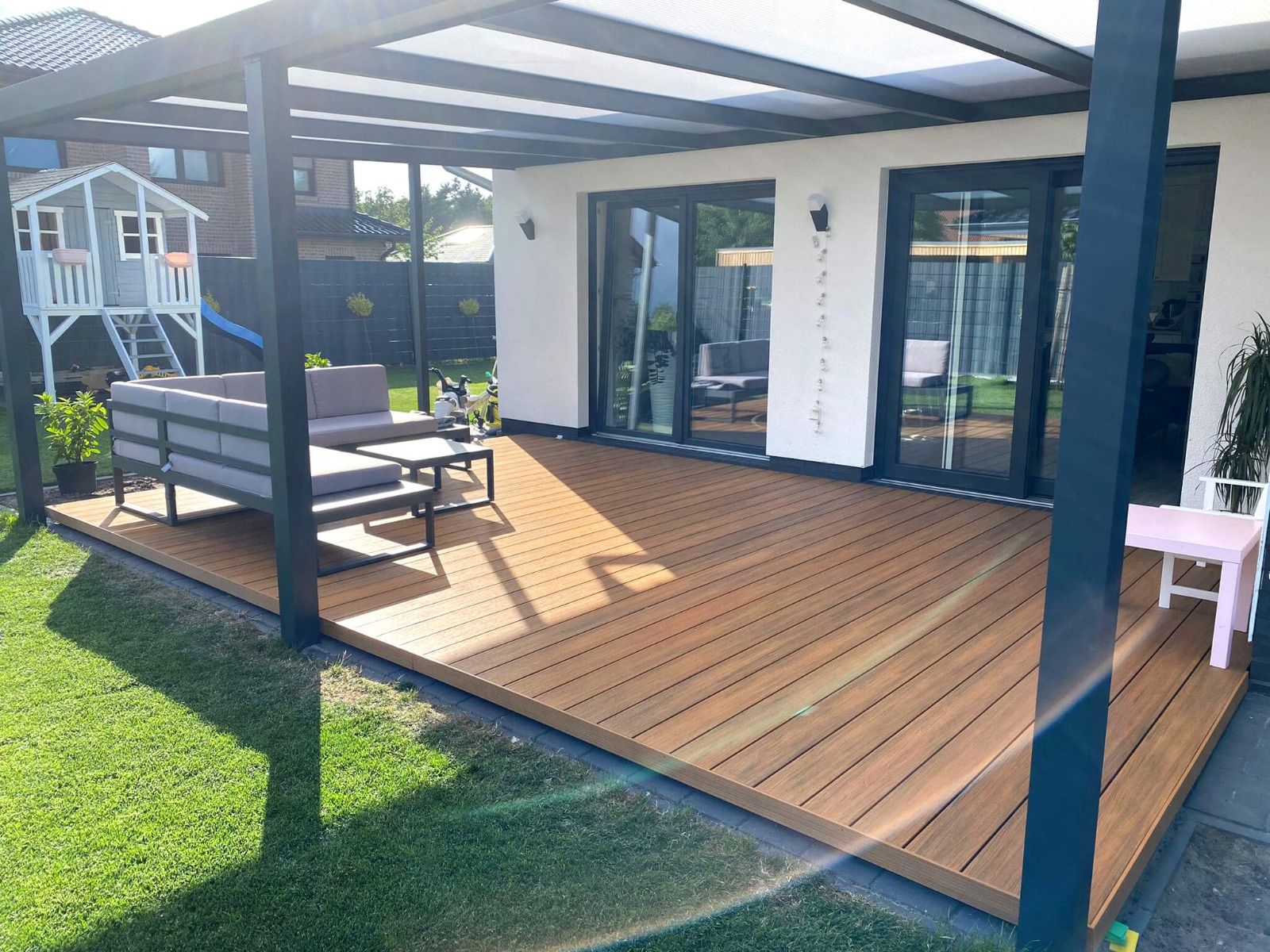 Uždengta terasa iš Premium Amber kompozitinių terasinių lentų