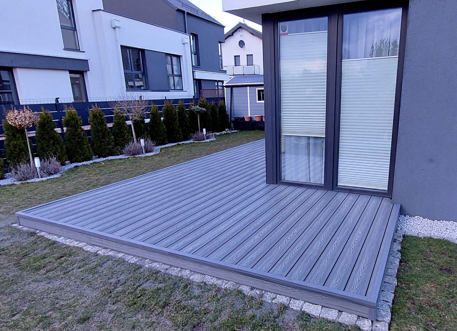 Žema terasa iš 3D Pilkas kompozitinių terasinių lentų
