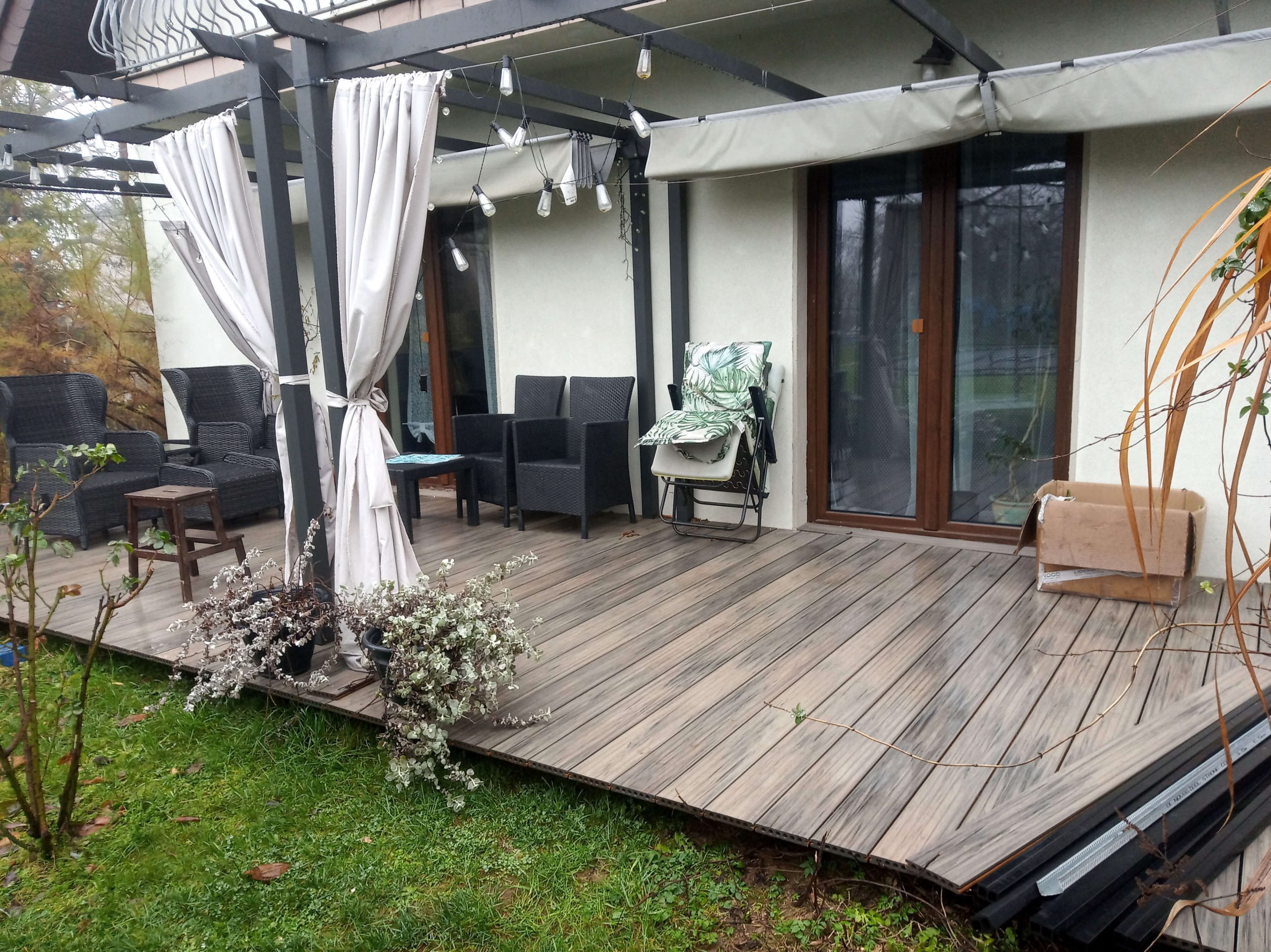 Žema terasa iš Premium Antique kompozitinės terasinės lentos