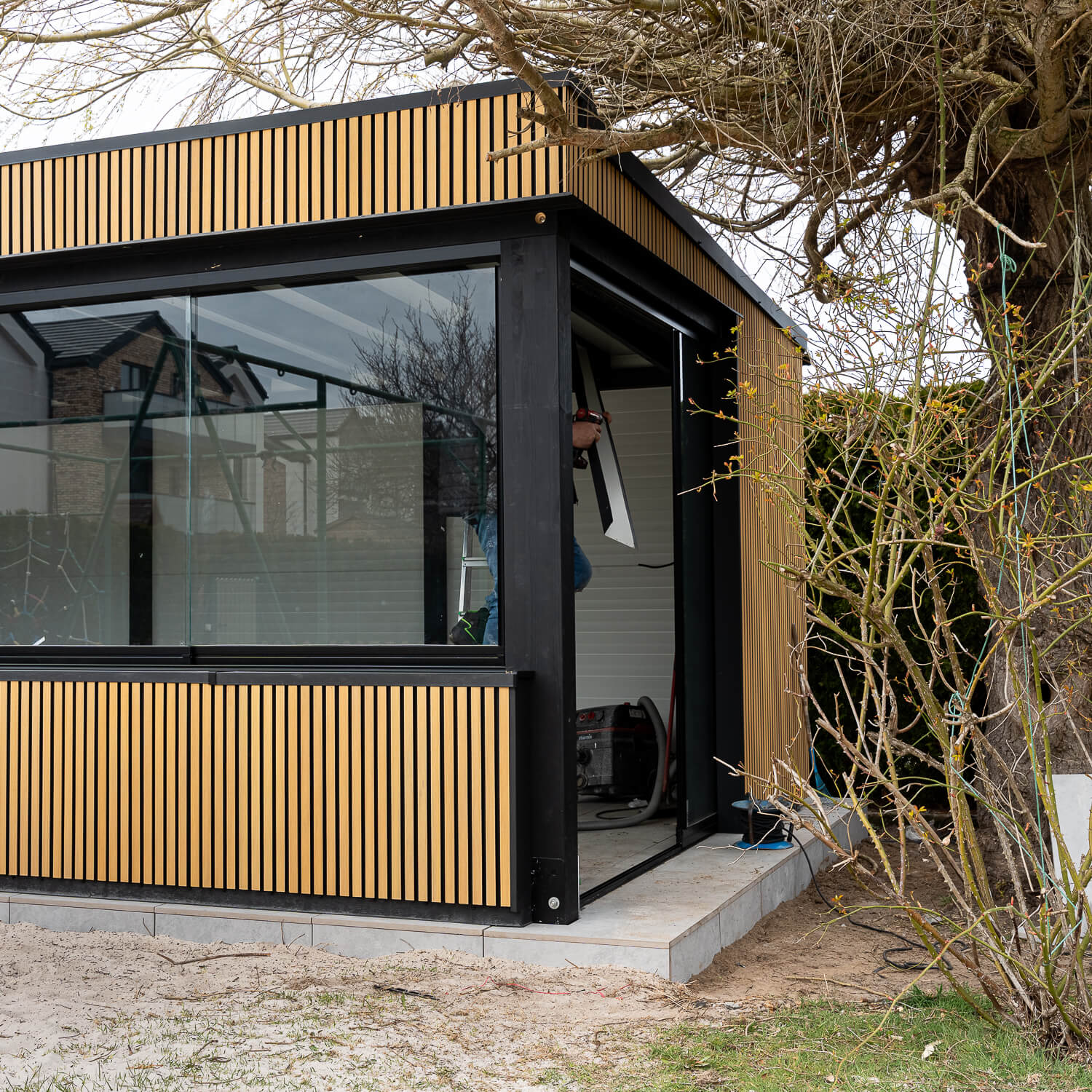 Moderni sodo konstrukcija iš kompozitinių lamelių Light Oak