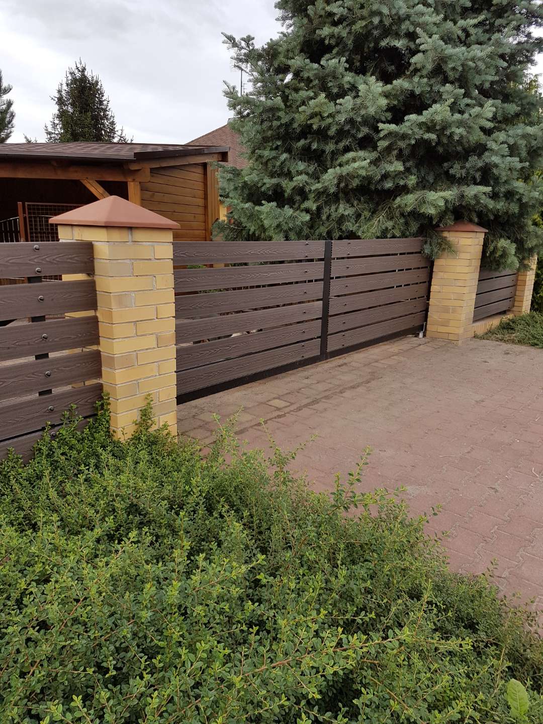 Tvora iš 3D Ruda terasinių lentų – patvarumas elegantiškame pavidale