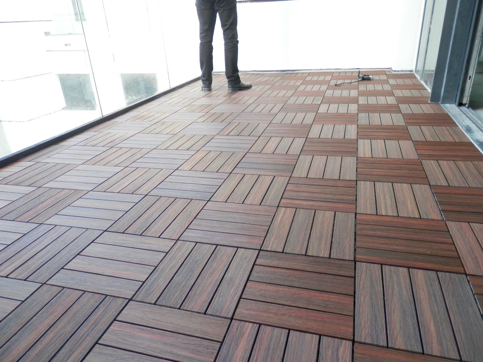 Terasinės plytelės Premium Redwood–greita balkono metamorfozė