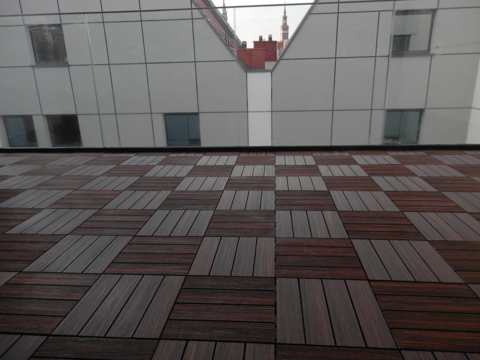 Terasinės plytelės Premium Redwood–greita balkono metamorfozė
