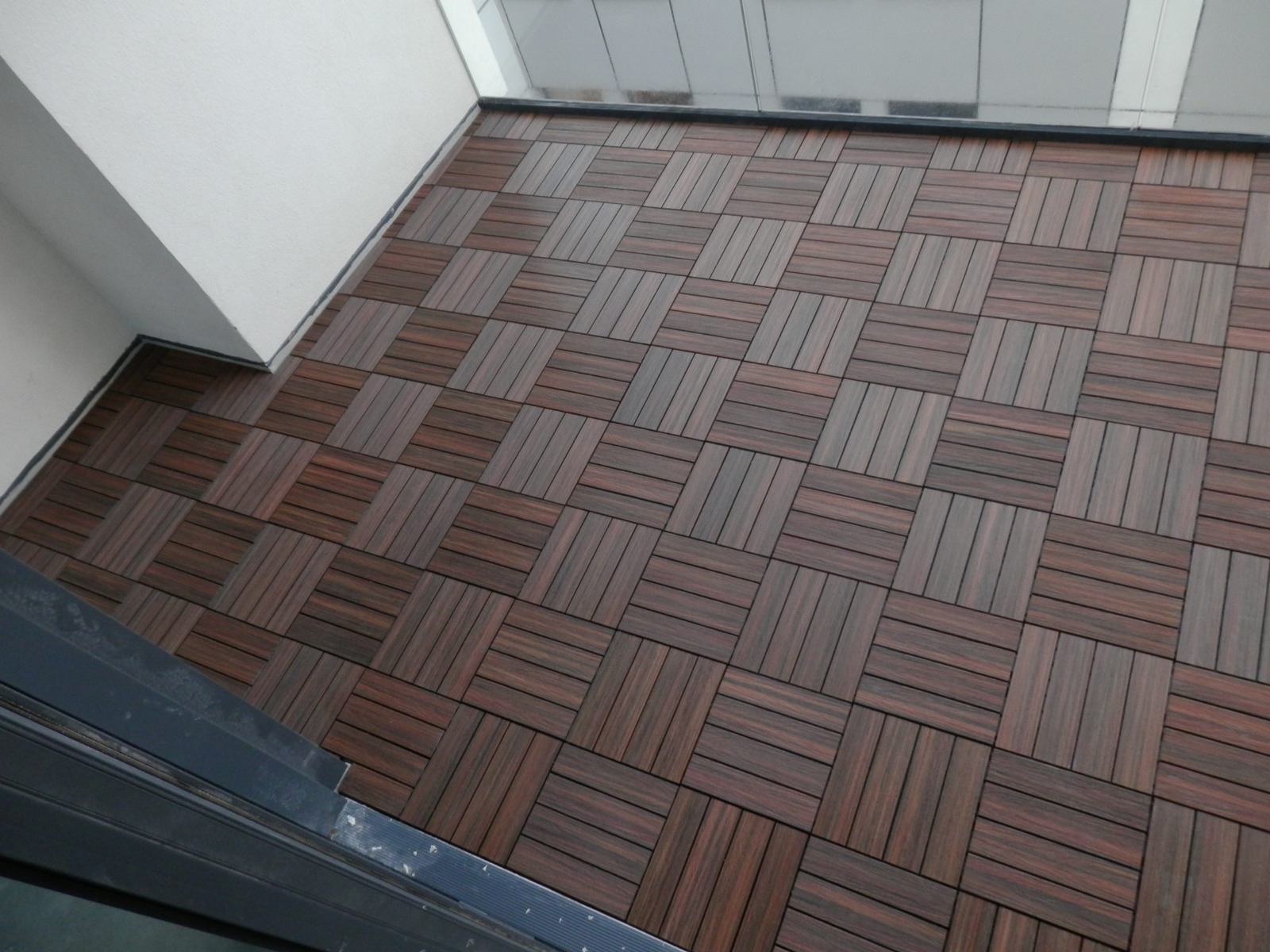 Terasinės plytelės Premium Redwood–greita balkono metamorfozė