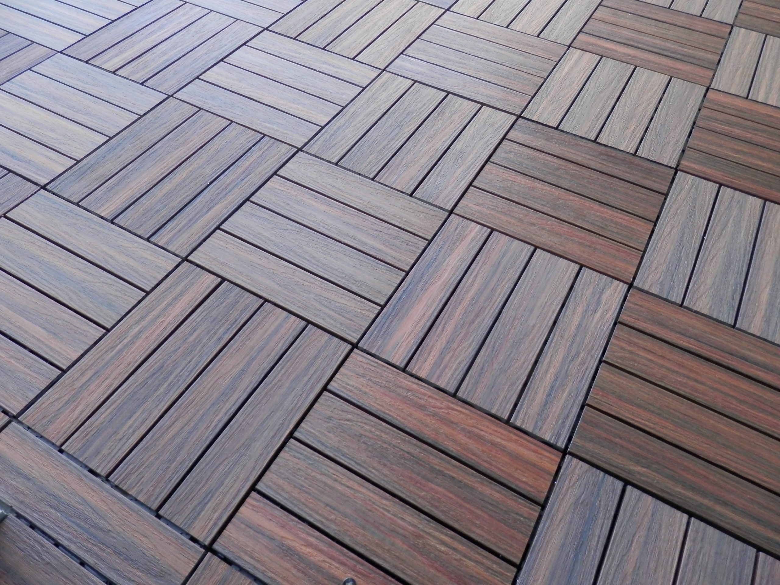 Terasinės plytelės Premium Redwood–greita balkono metamorfozė