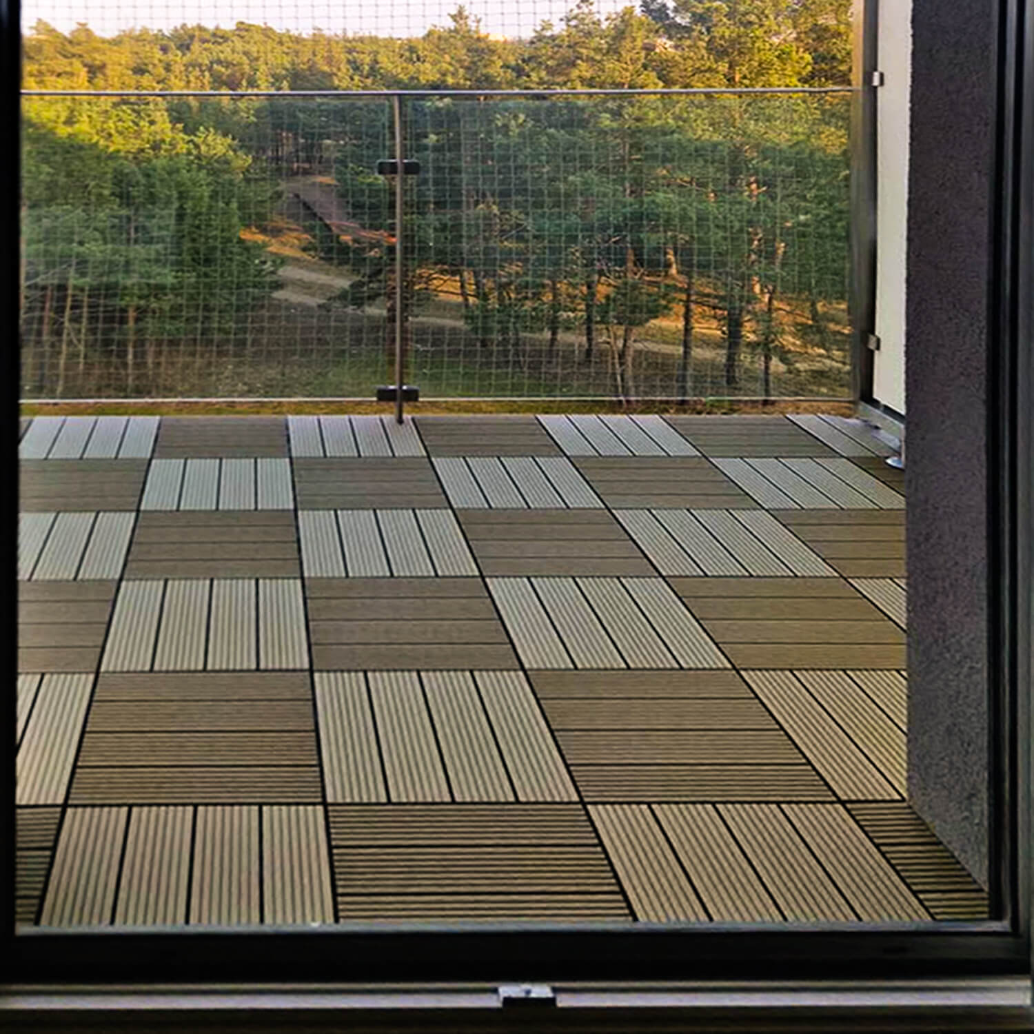 Praktiškas balkonas iš Medaus Teak terasinių plytelių