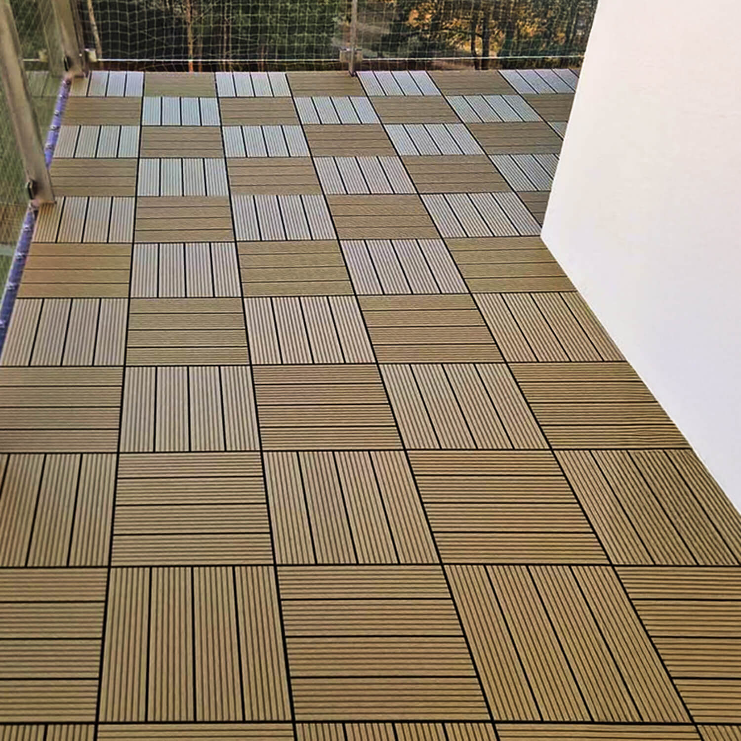 Praktiškas balkonas iš Medaus Teak terasinių plytelių