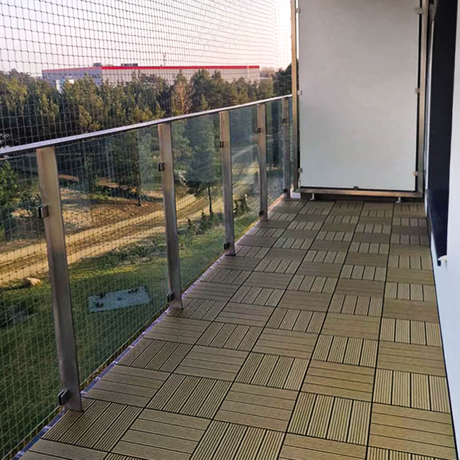 Praktiškas balkonas iš Medaus Teak terasinių plytelių
