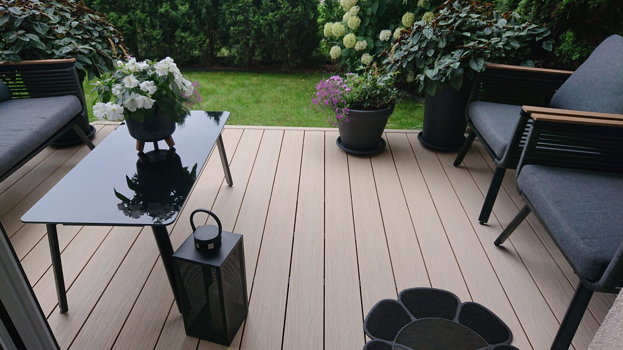Jauki terasa iš Premium Ecru kompozitinės lentos – elegancija sode