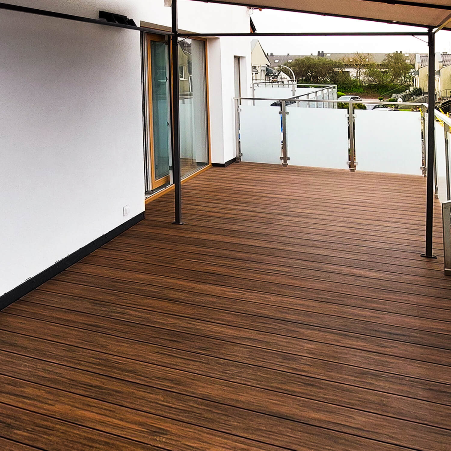 Modernus balkonas iš kompozitinės lentos Premium Teak
