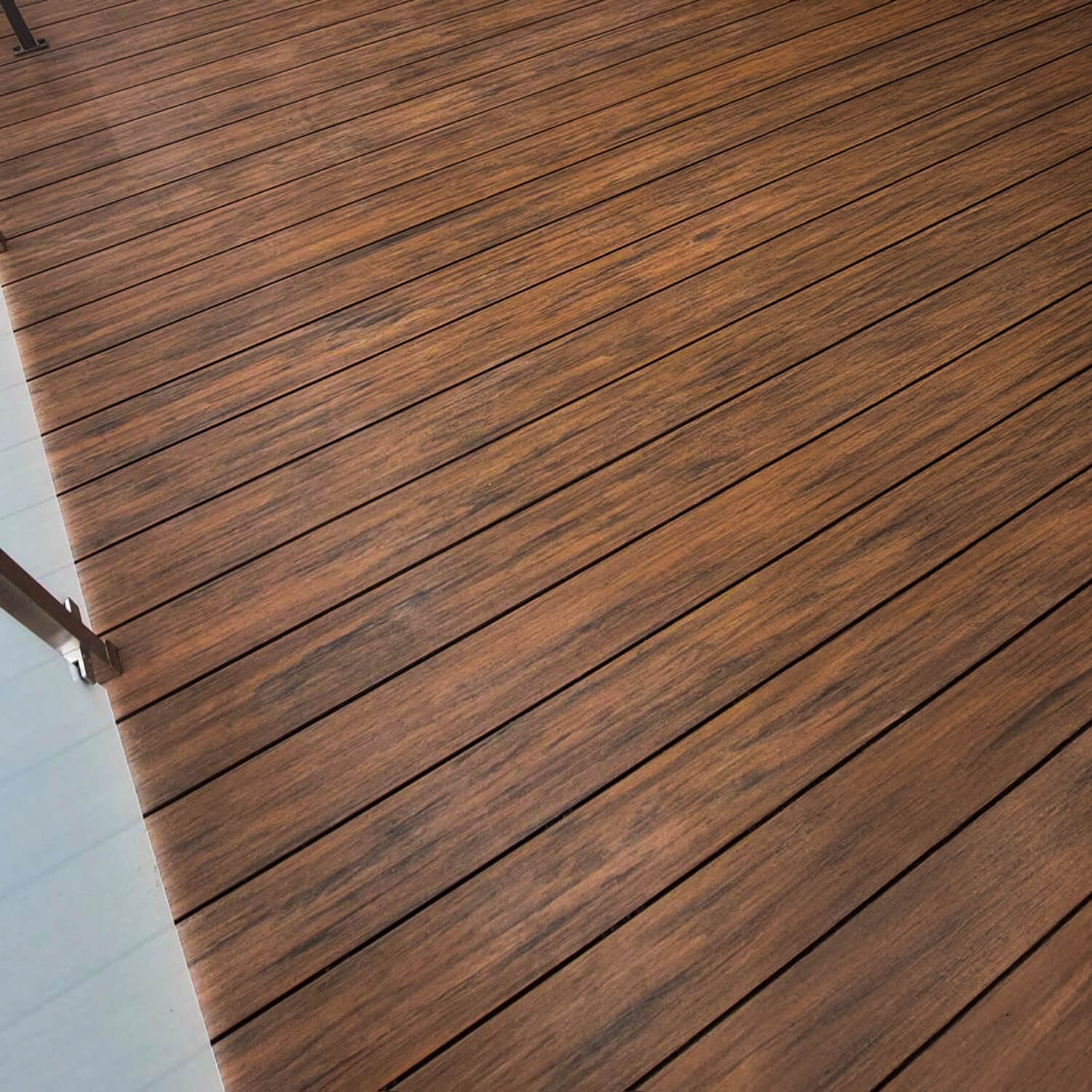Modernus balkonas iš kompozitinės lentos Premium Teak