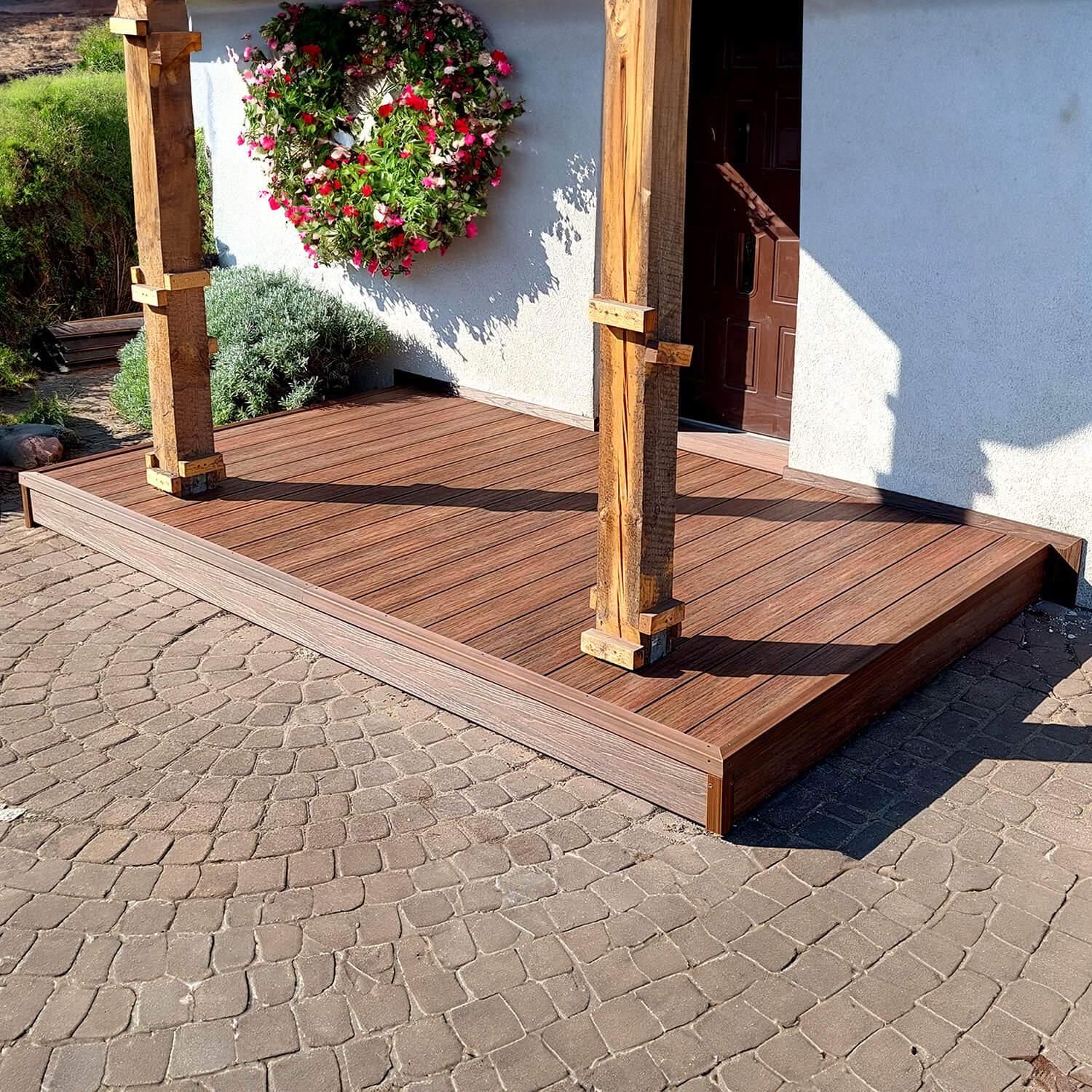 Kompleksinė terasos metamorfozė su kompozitine lenta Premium Redwood