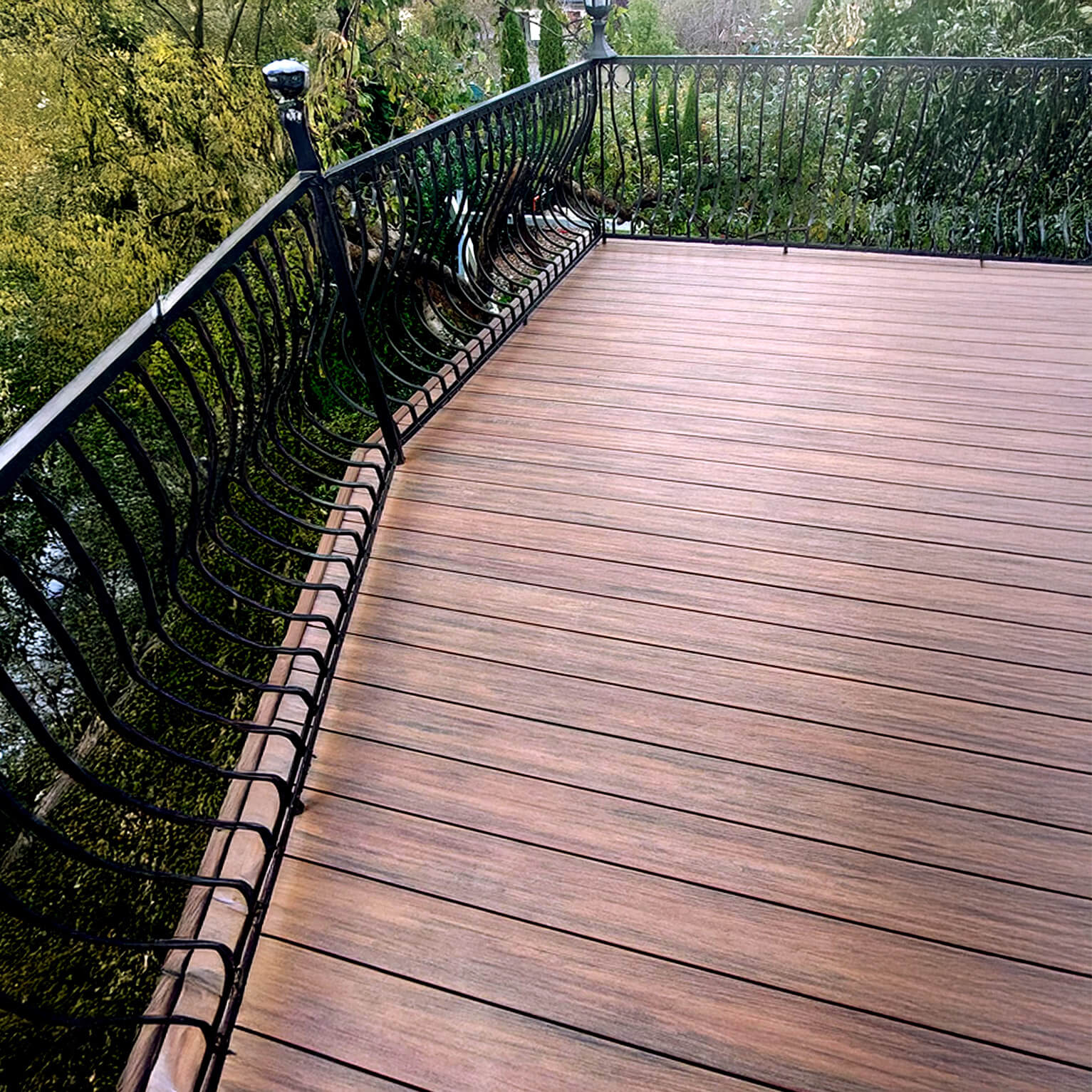 Balkonas iš kompozitinės lentos Premium Redwood–elegancija aukštai