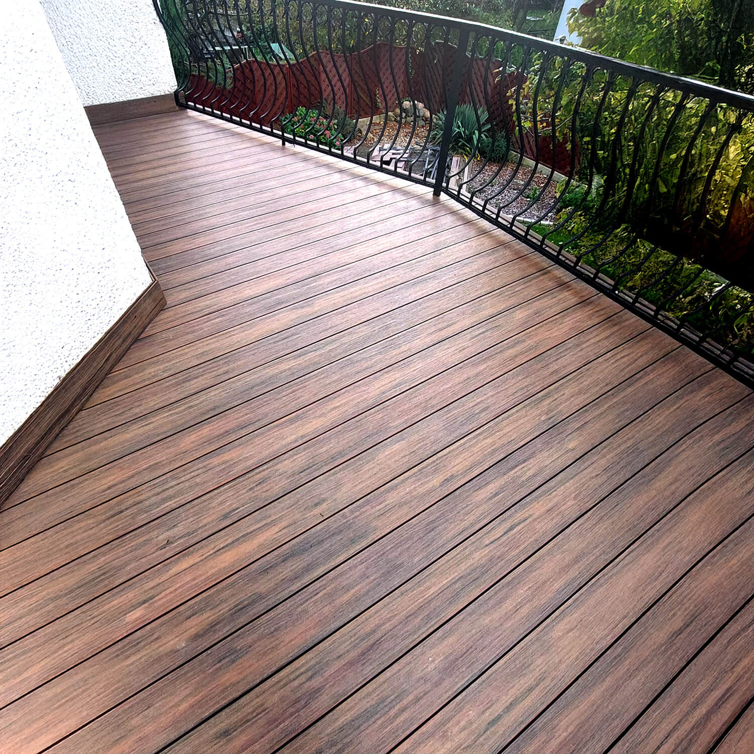 Balkonas iš kompozitinės lentos Premium Redwood–elegancija aukštai