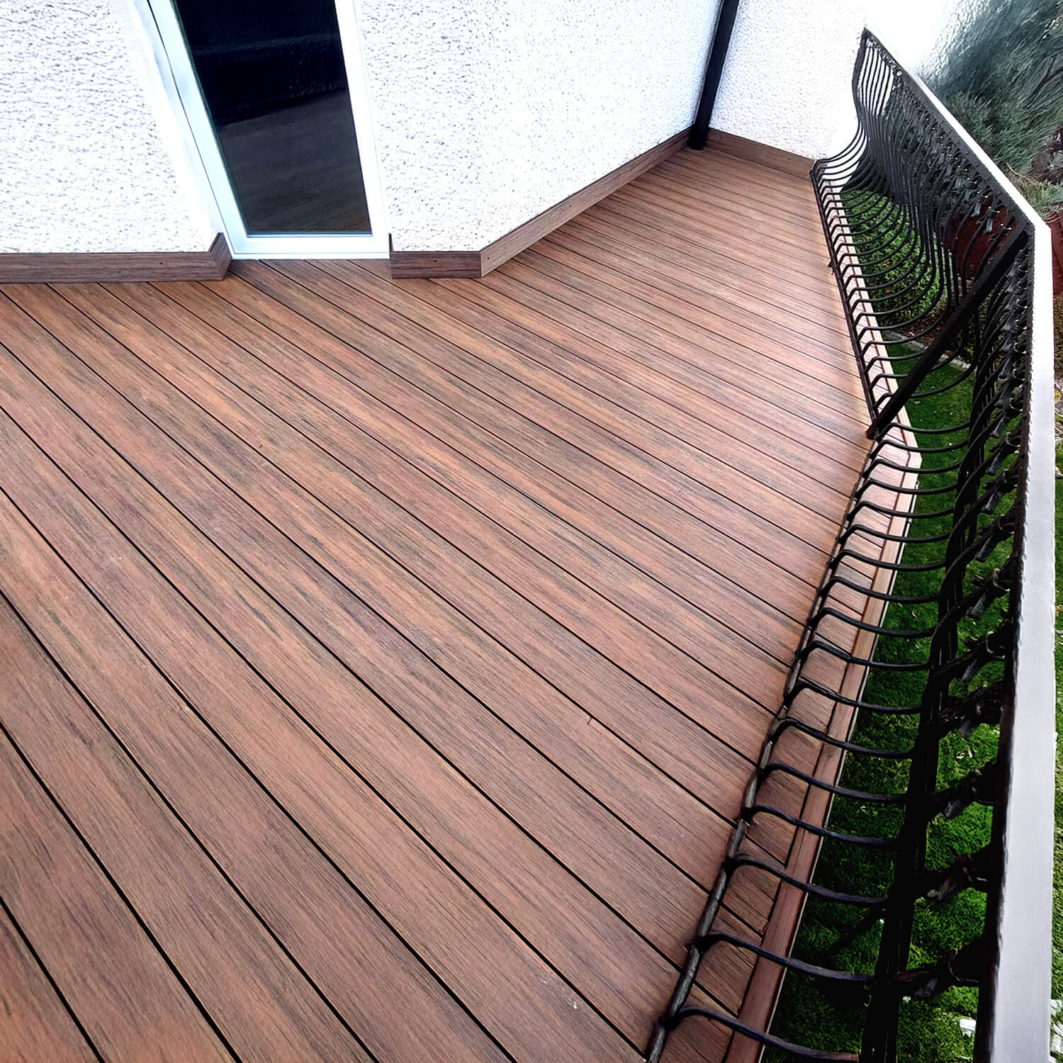 Balkonas iš kompozitinės lentos Premium Redwood–elegancija aukštai