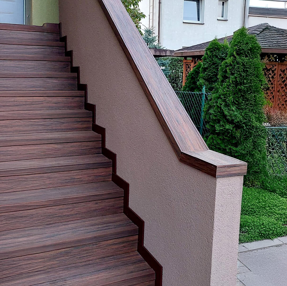 Laiptai su kompozitinės lentos apdaila Premium Redwood