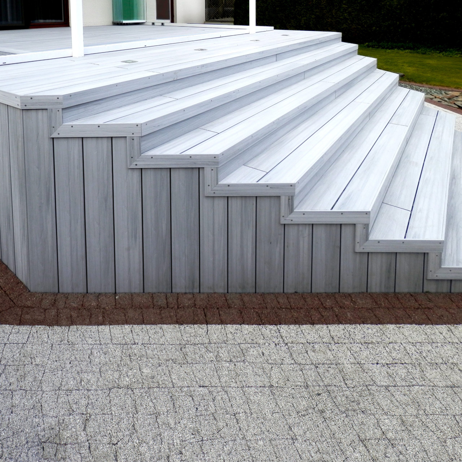 Terasa iš Solid Light Grey kompozitinės lentos – wow efektas