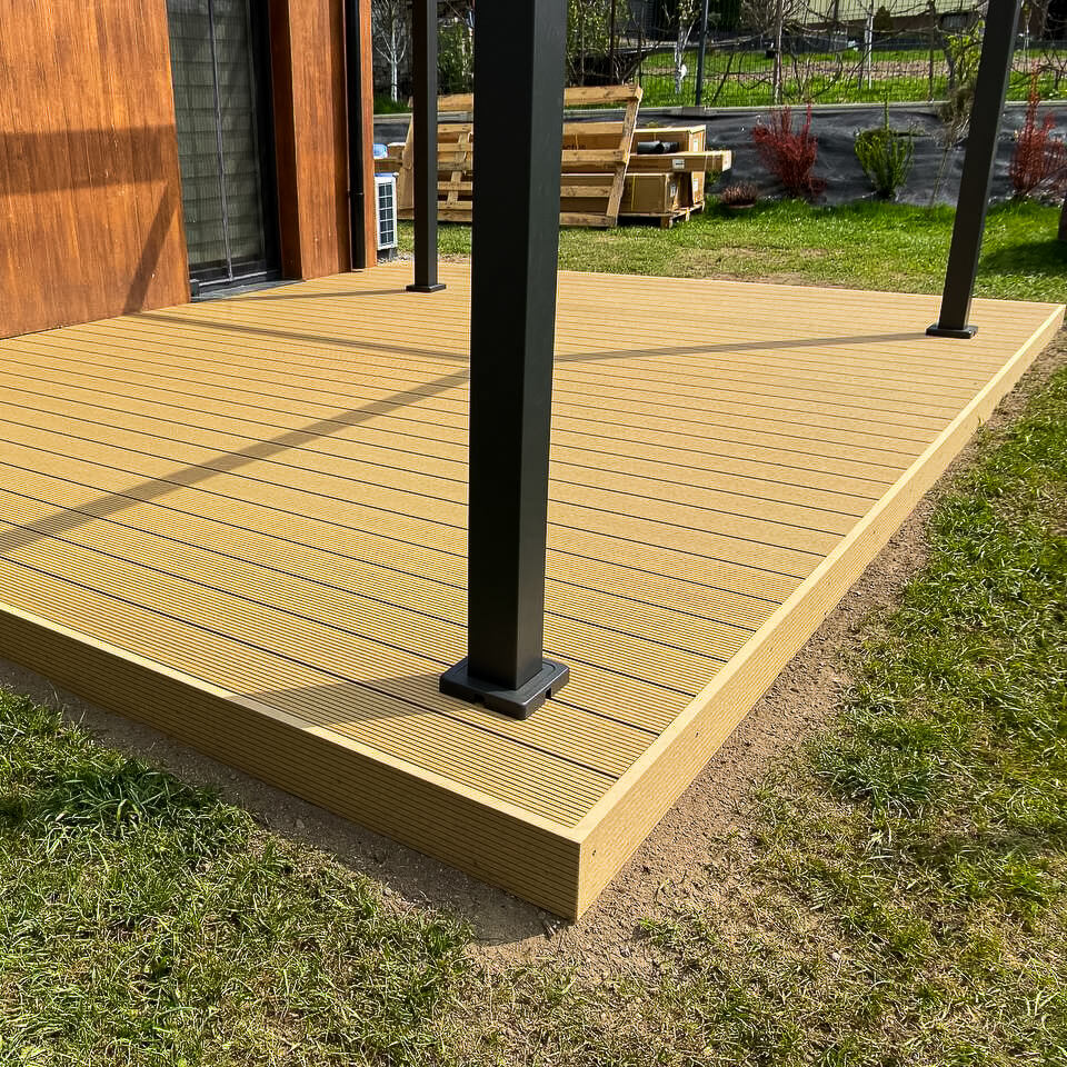 Terasa su pergole – kompozitinės lentos Standard Medaus Teak