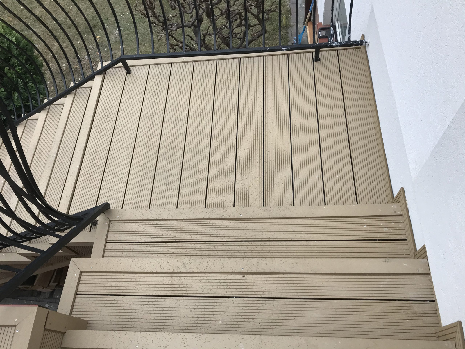 Standard Medaus Teak kompozito laiptai – saugus ir stilingas perėjimas