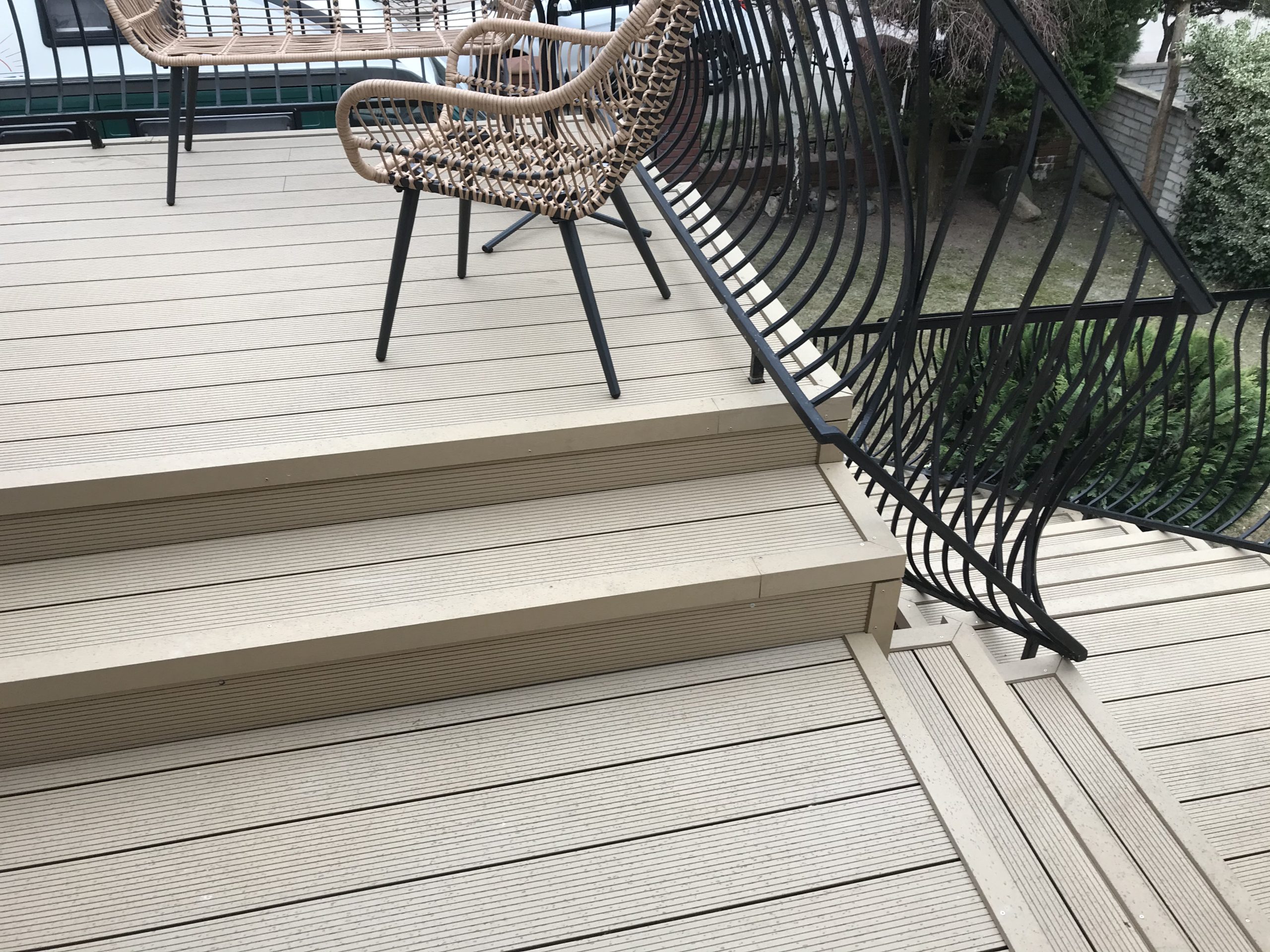 Standard Medaus Teak kompozito laiptai – saugus ir stilingas perėjimas