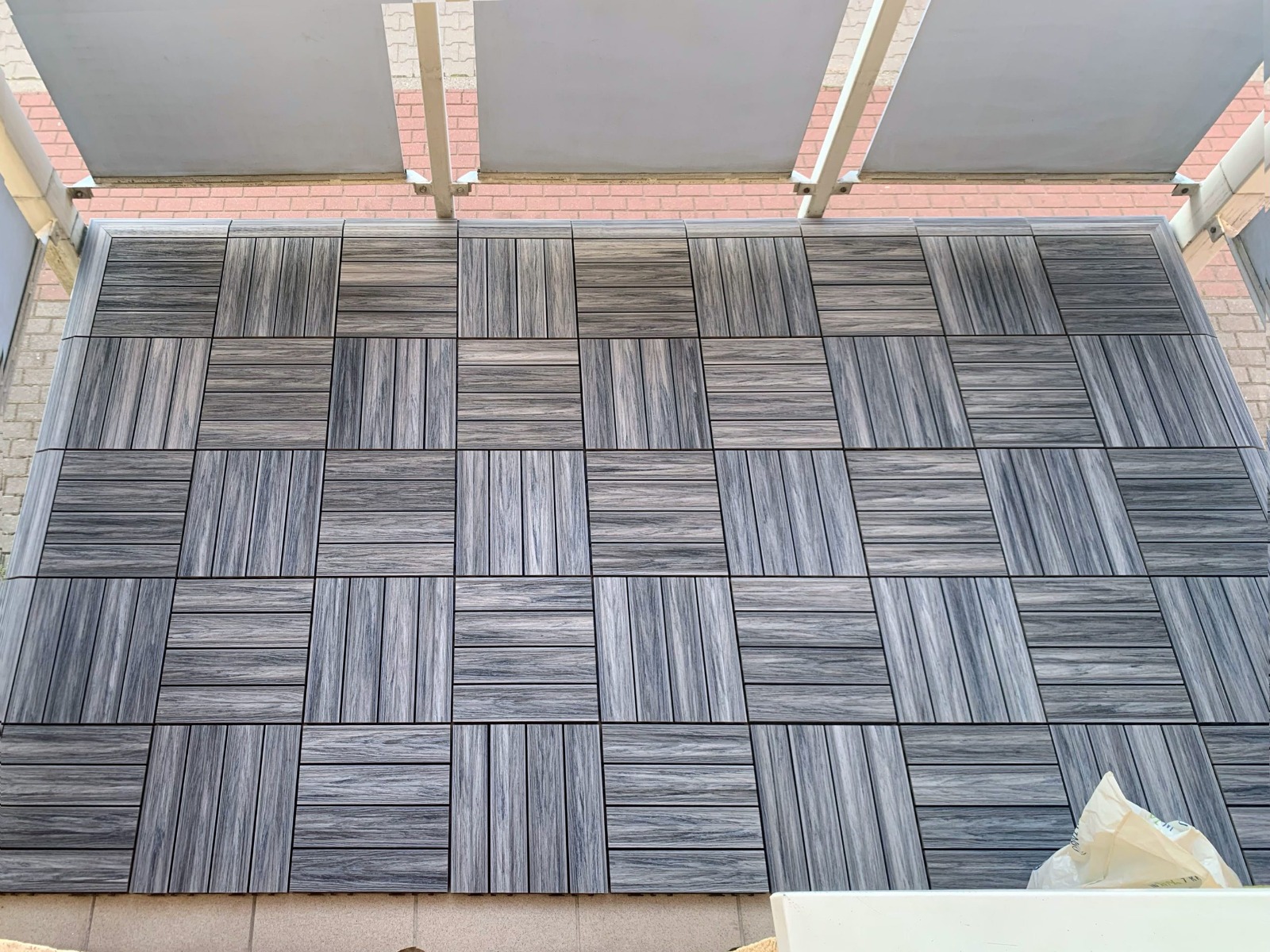 Balkonas iš Premium Gray kompozitinių terasinių plytelių