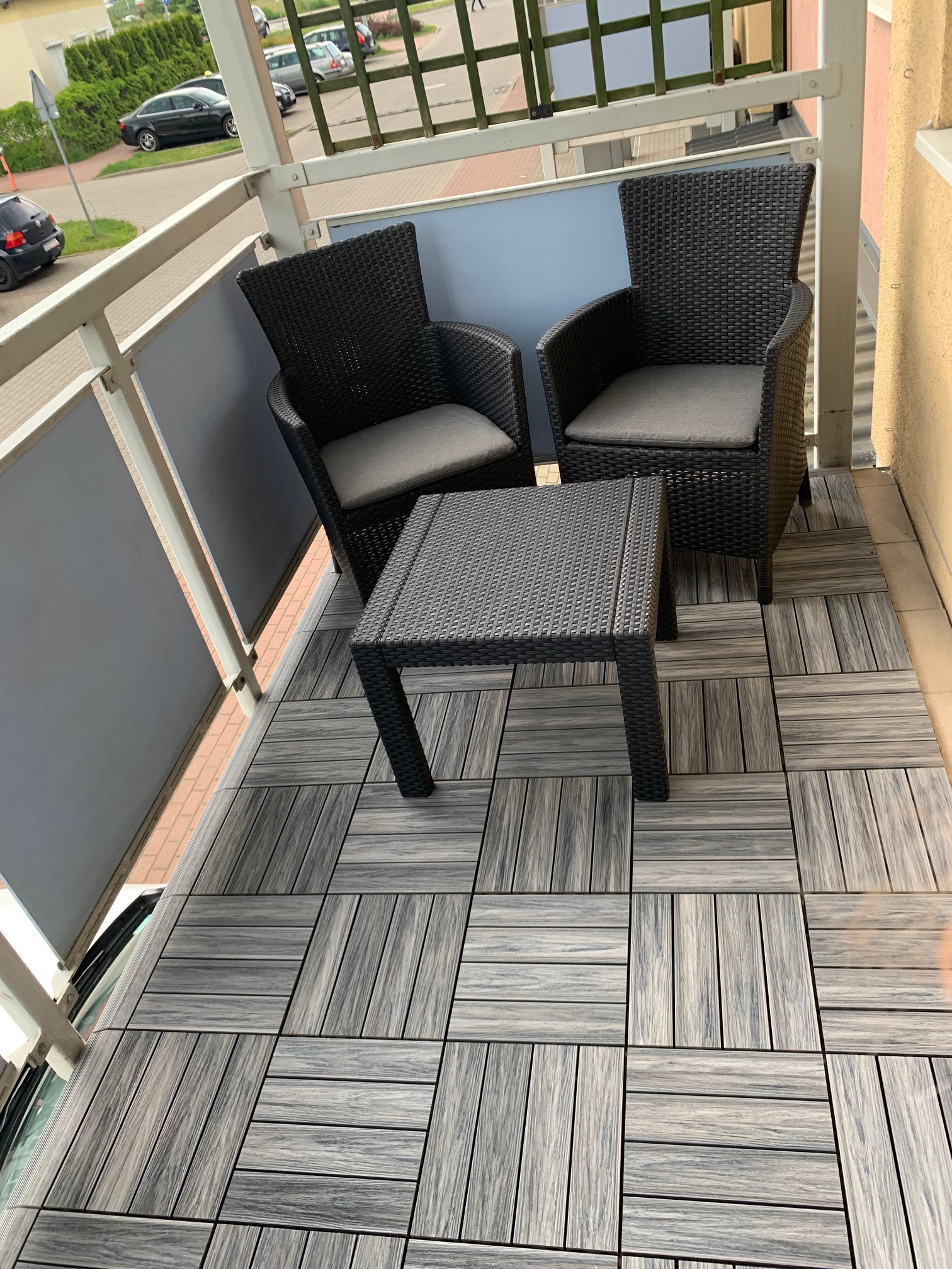 Balkonas iš Premium Gray kompozitinių terasinių plytelių