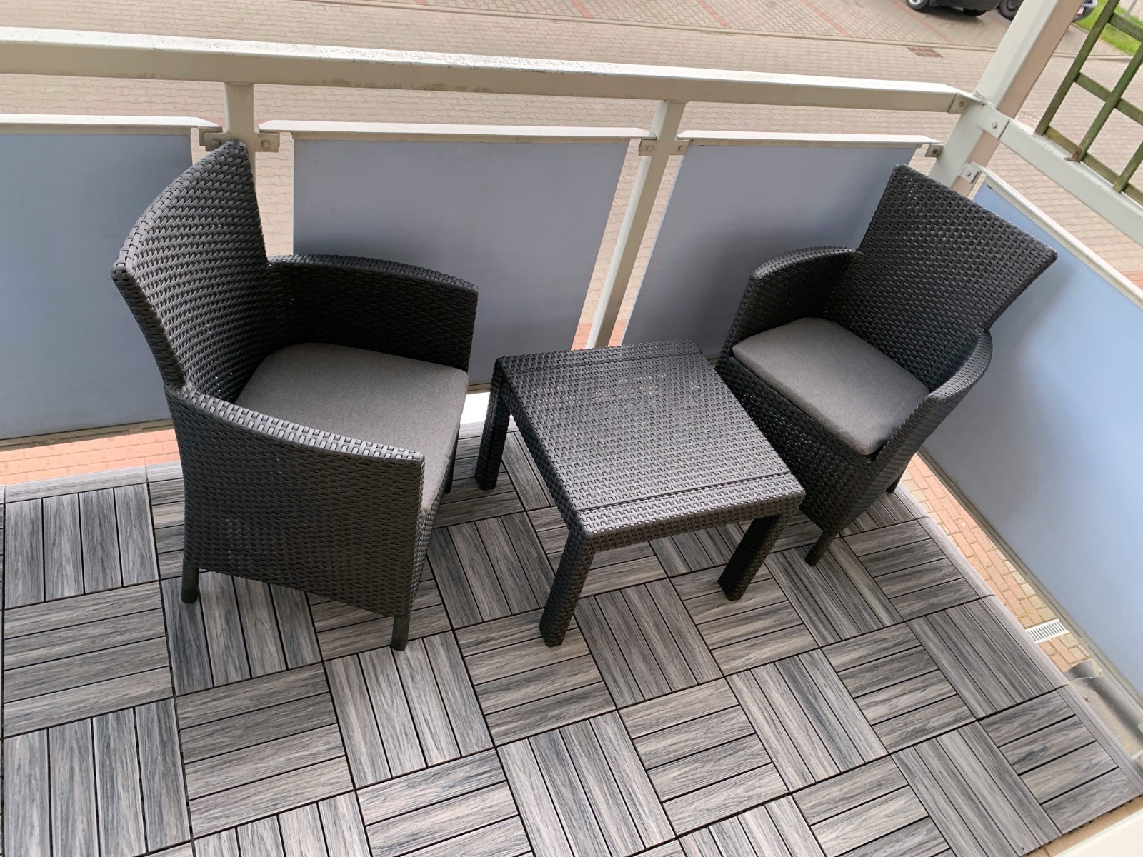Balkonas iš Premium Gray kompozitinių terasinių plytelių