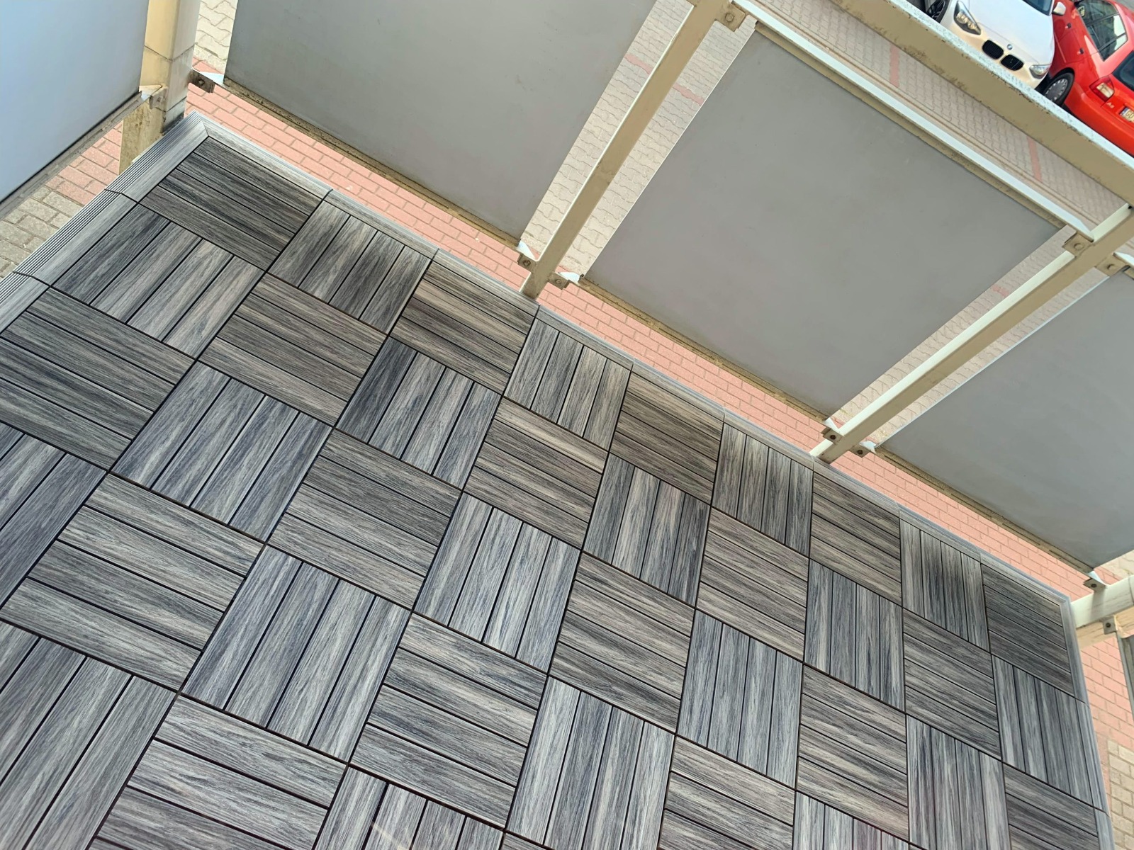 Balkonas iš Premium Gray kompozitinių terasinių plytelių