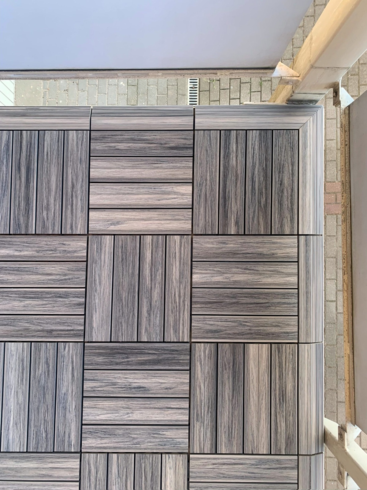 Balkonas iš Premium Gray kompozitinių terasinių plytelių