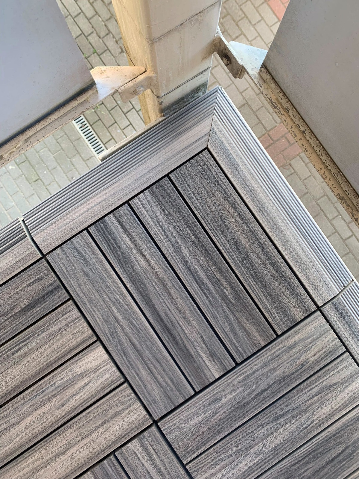 Balkonas iš Premium Gray kompozitinių terasinių plytelių