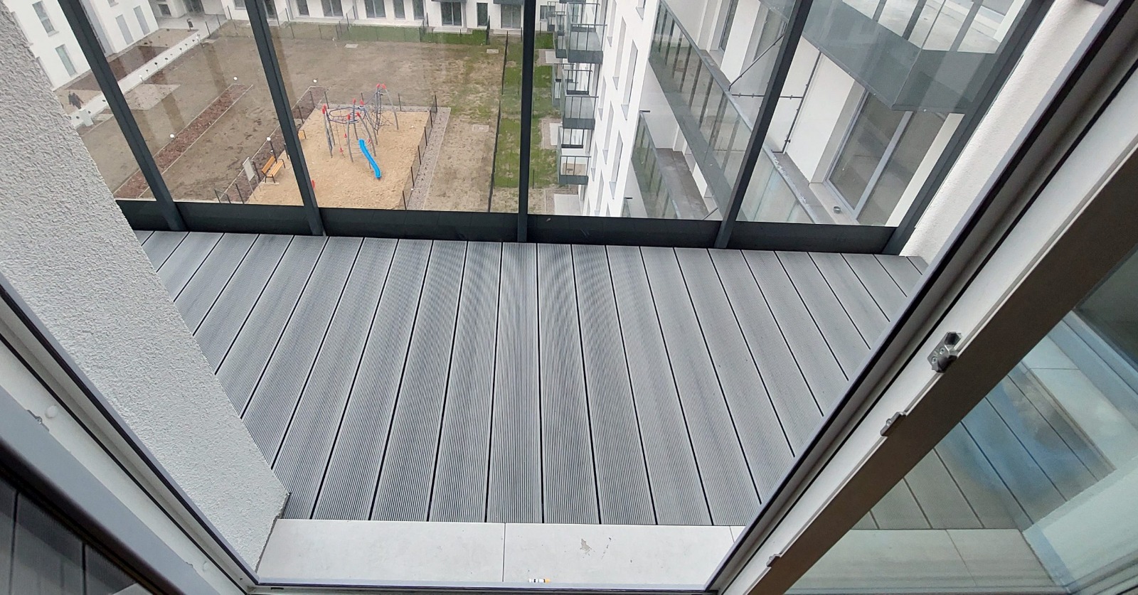 Balkonas iš Standard 15 Šviesiai Pilka kompozitinės terasinės lentos