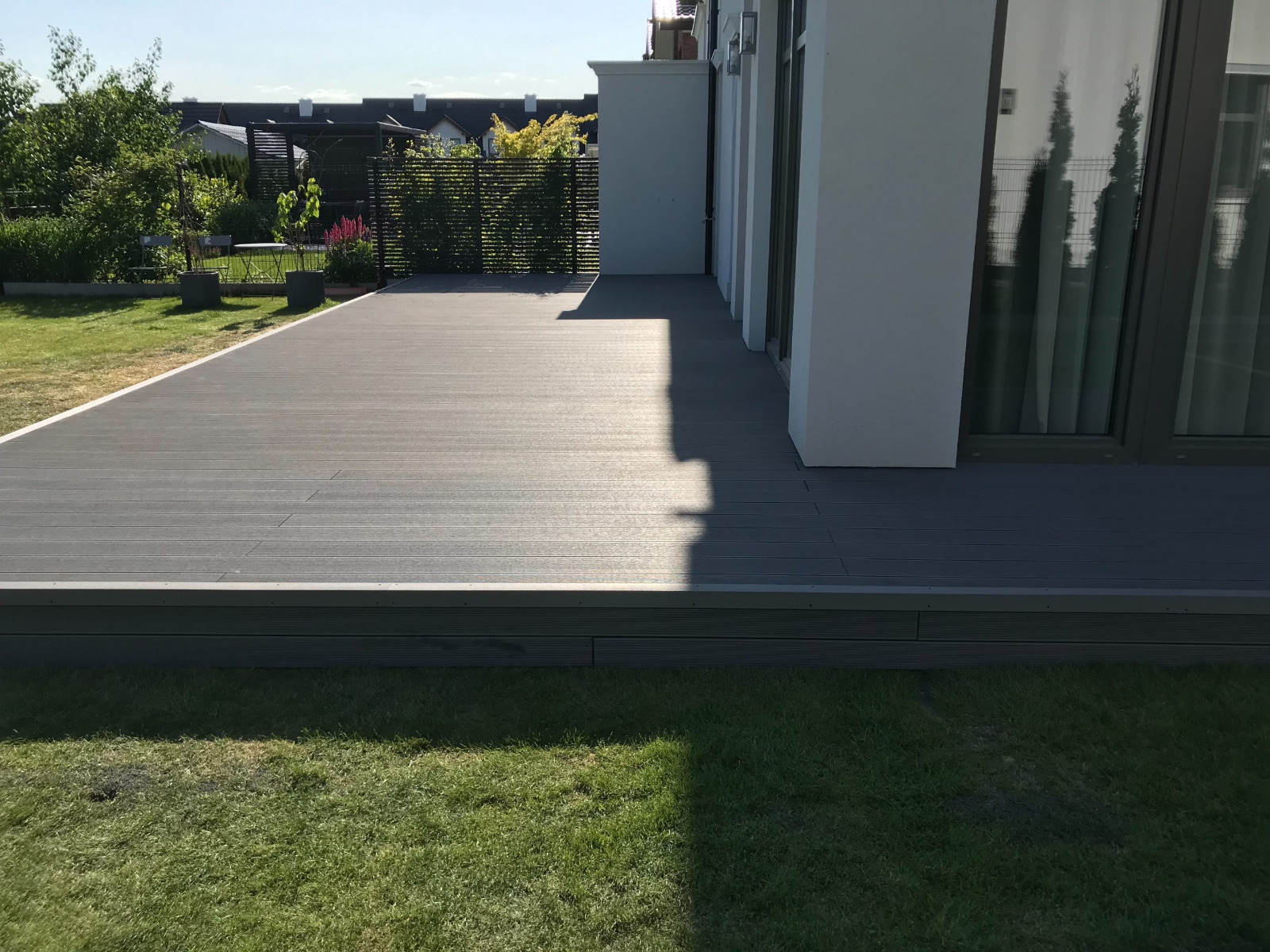 Standard Šviesiai Pilka terasa – elegancija ir funkcionalumas