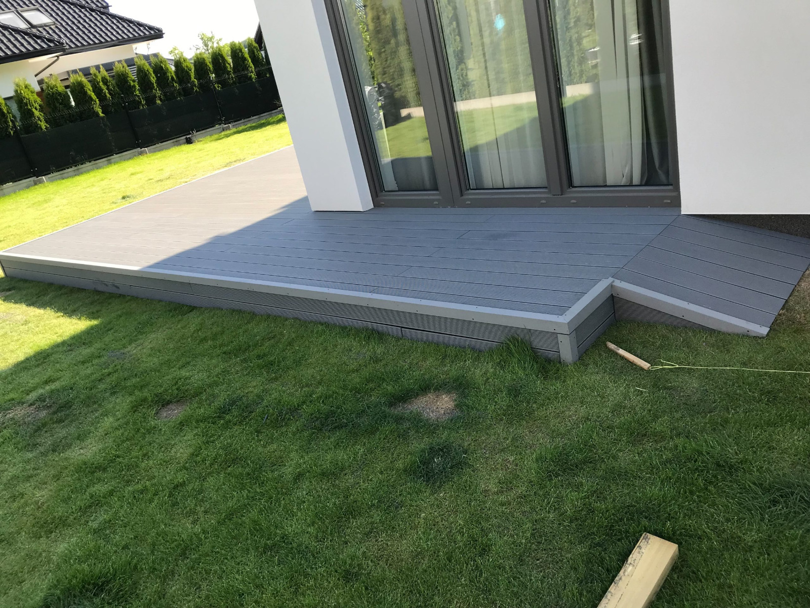 Standard Šviesiai Pilka terasa – elegancija ir funkcionalumas