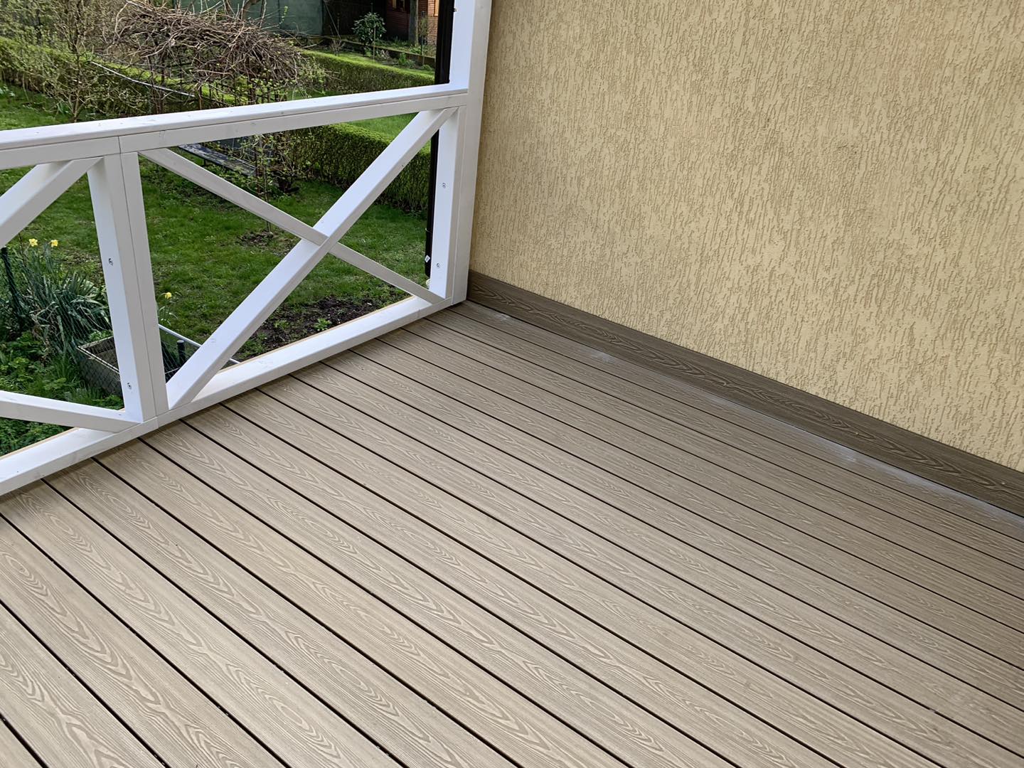 3D Medaus Teak terasa – elegancija rustikiniu stiliumi