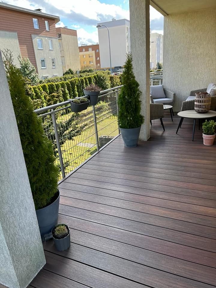 Terasa balkone – Premium Redwood šiltame, saulėtame išpildyme
